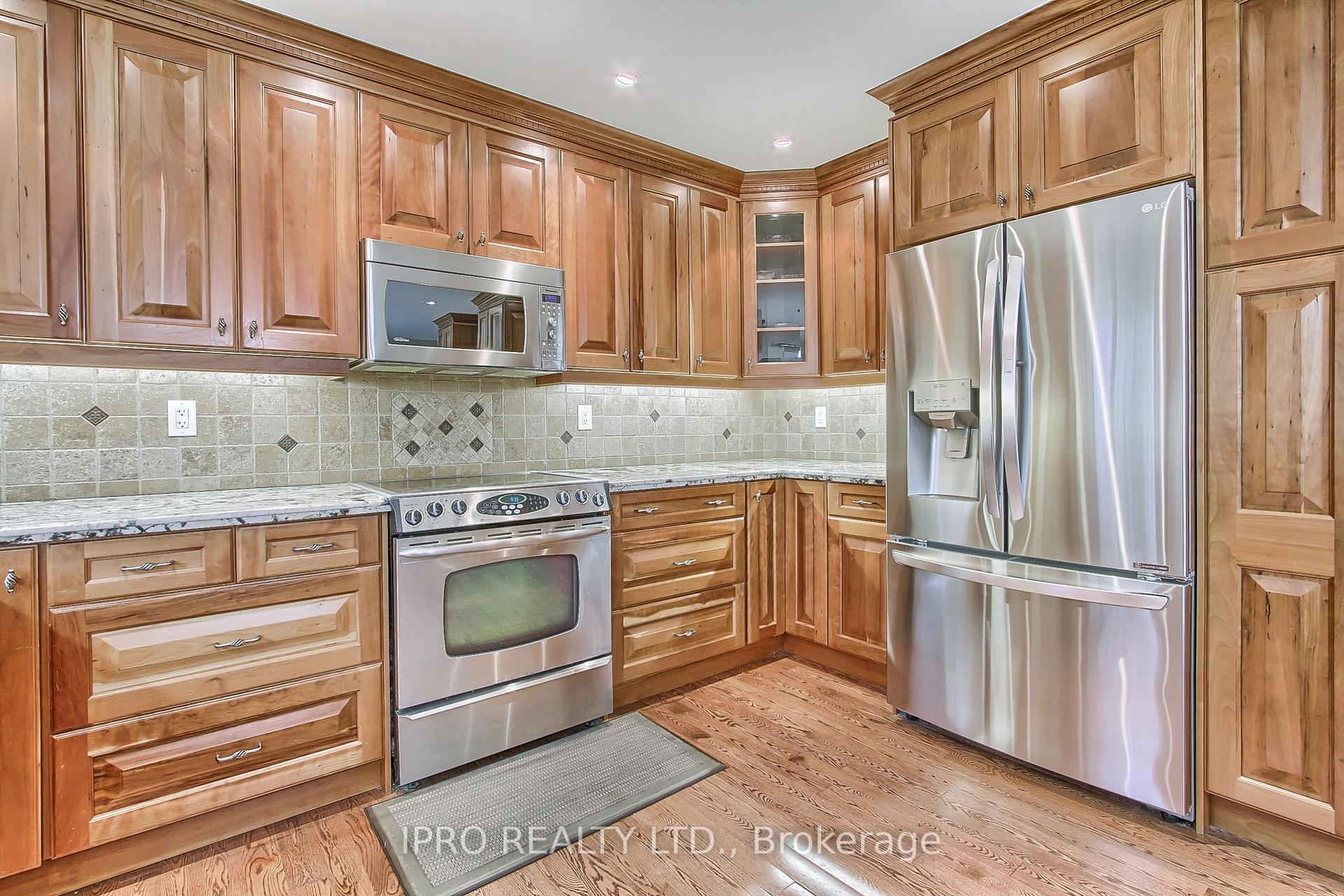 Photo 14 of 10 Delayne Drive, Aurora, Aurora Heights — HOMEH