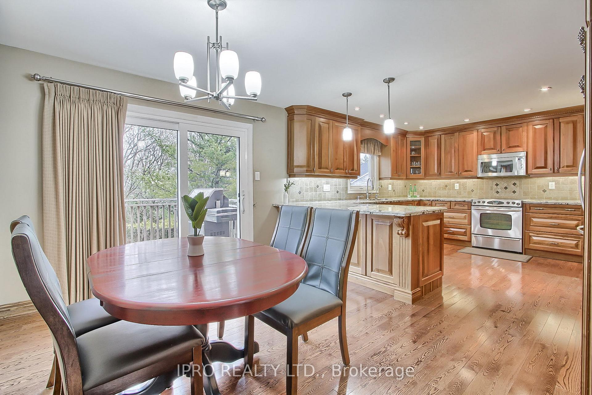 Photo 5 of 10 Delayne Drive, Aurora, Aurora Heights — HOMEH