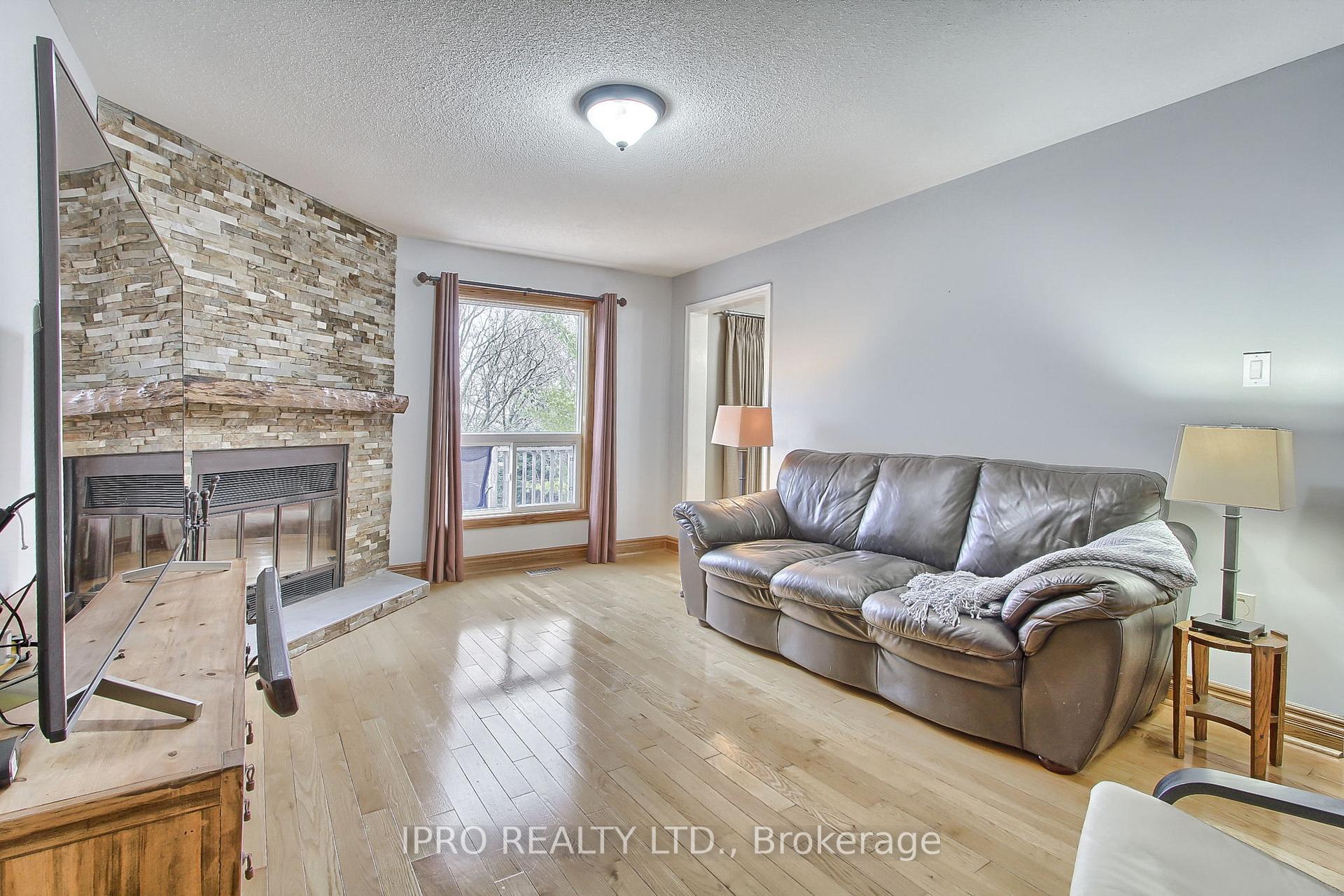 Photo 8 of 10 Delayne Drive, Aurora, Aurora Heights — HOMEH
