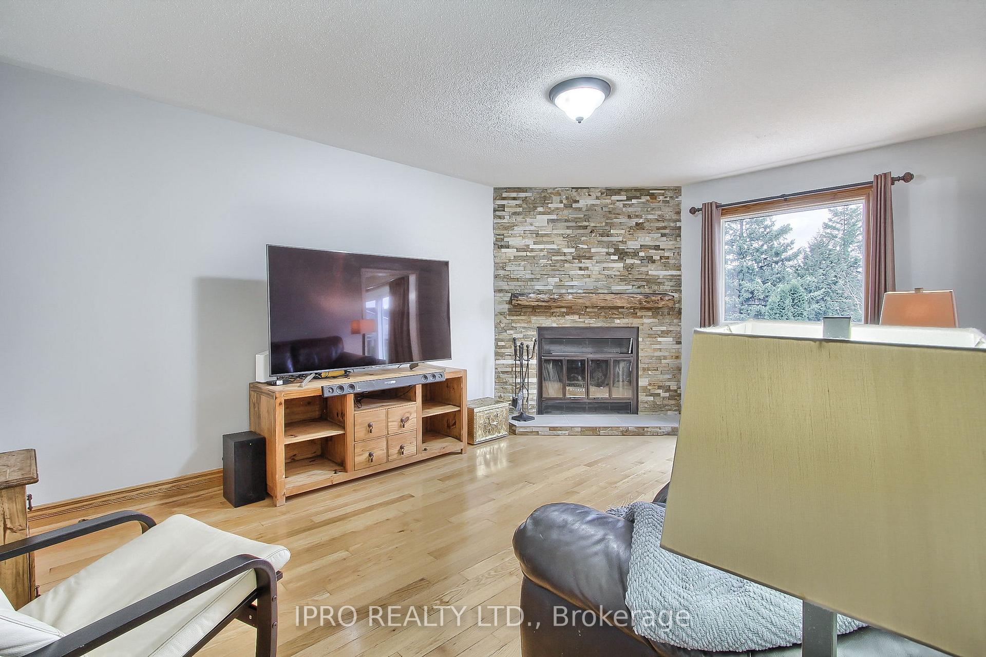 Photo 12 of 10 Delayne Drive, Aurora, Aurora Heights — HOMEH