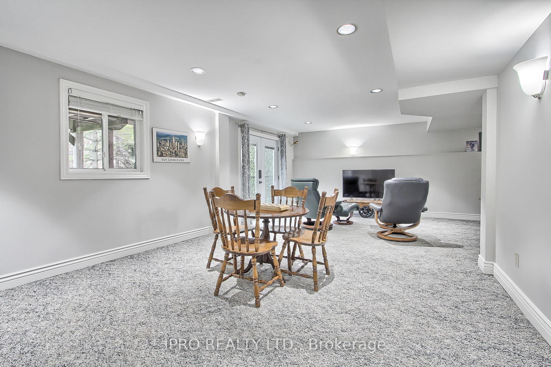 Photo 34 of 10 Delayne Drive, Aurora, Aurora Heights — HOMEH