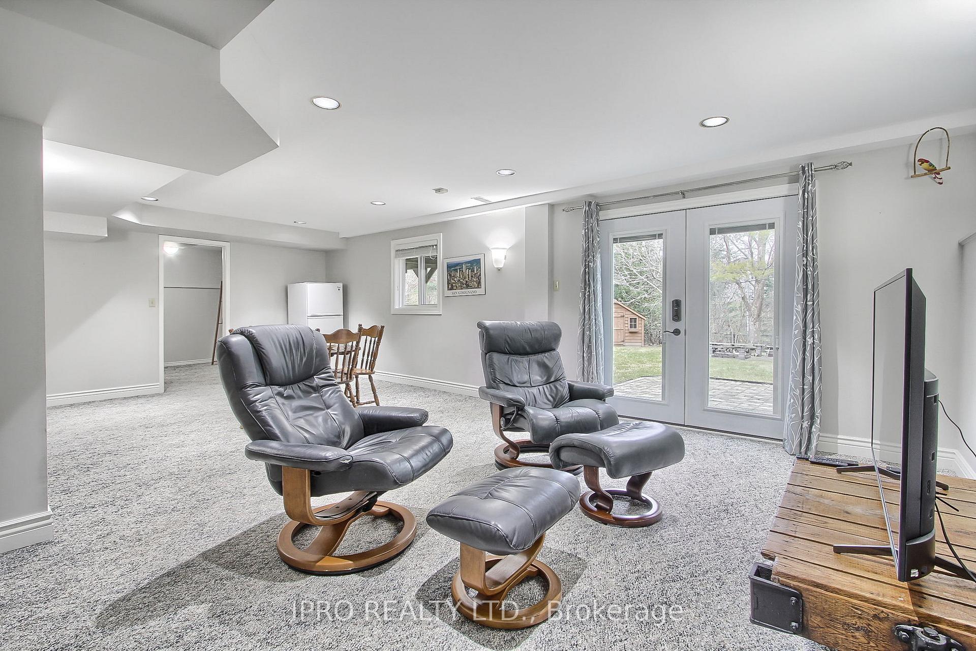 Photo 25 of 10 Delayne Drive, Aurora, Aurora Heights — HOMEH
