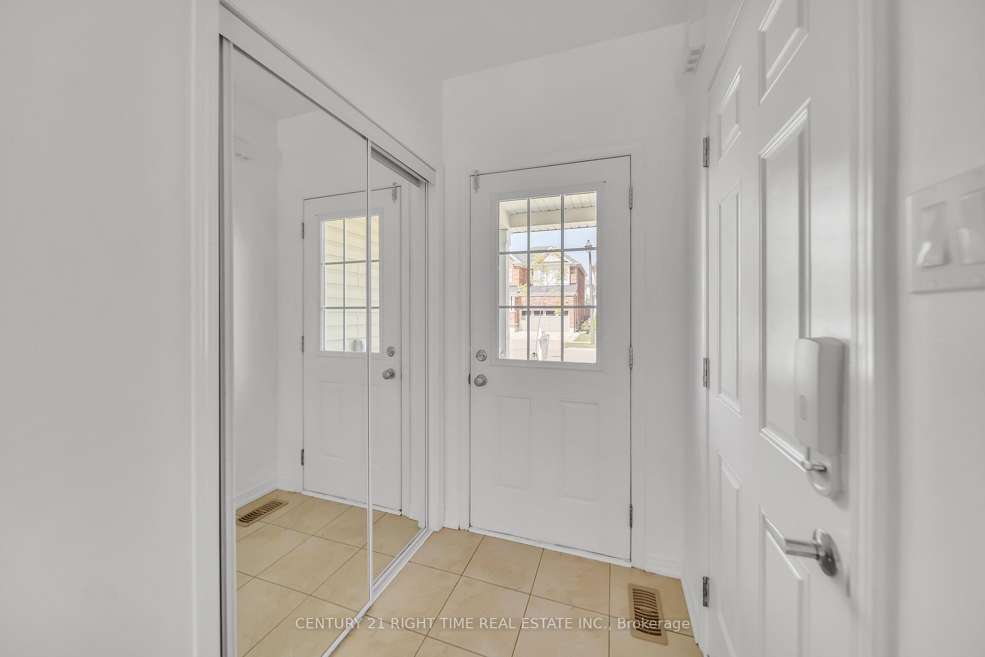 Photo 4 of 265 Pineglen Crescent, Kitchener — HOMEH