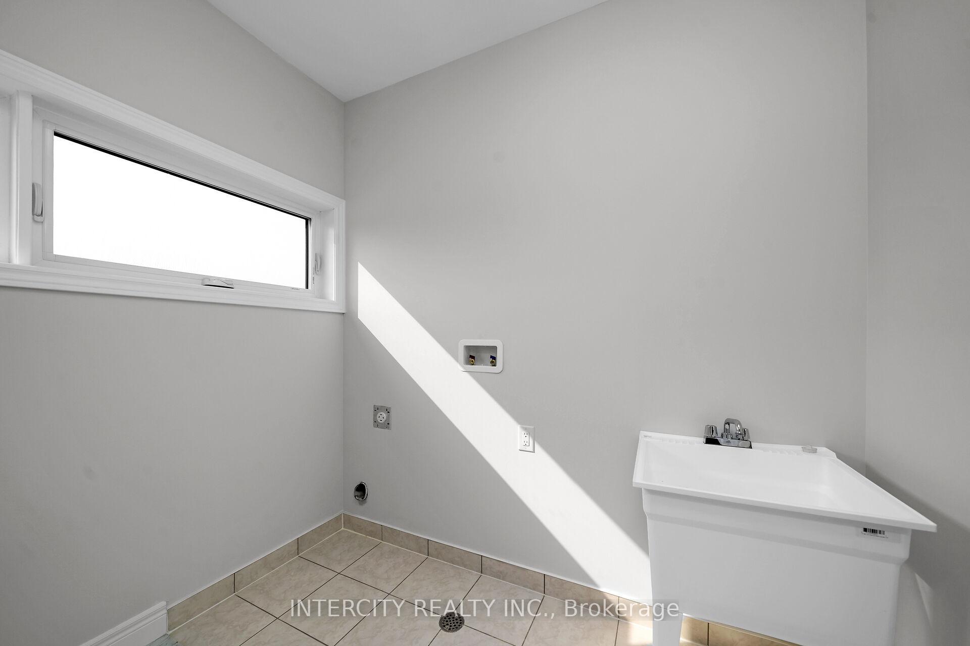 Photo 10 of 29 Kessler Drive, Brampton, Sandringham-Wellington North — HOMEH
