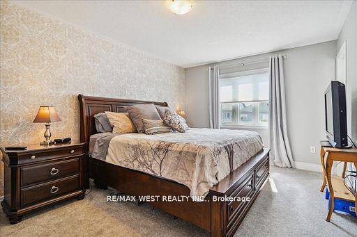Photo 4 of 11 Dewell Crescent, Clarington, Courtice — HOMEH