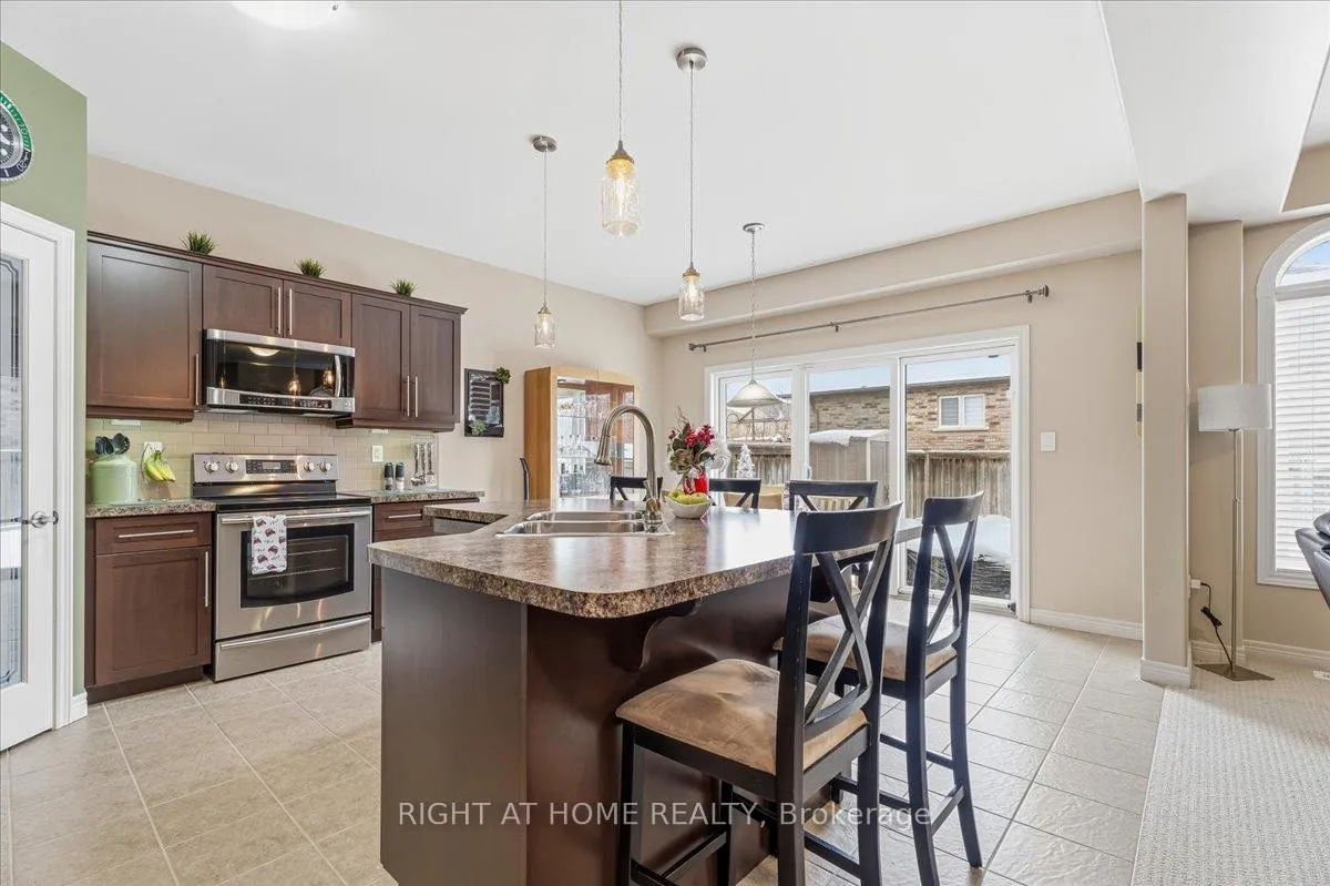 Photo 10 of 64 Royal Winter Drive, Hamilton, Binbrook — HOMEH