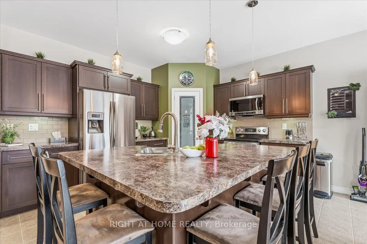 Photo 11 of 64 Royal Winter Drive, Hamilton, Binbrook — HOMEH