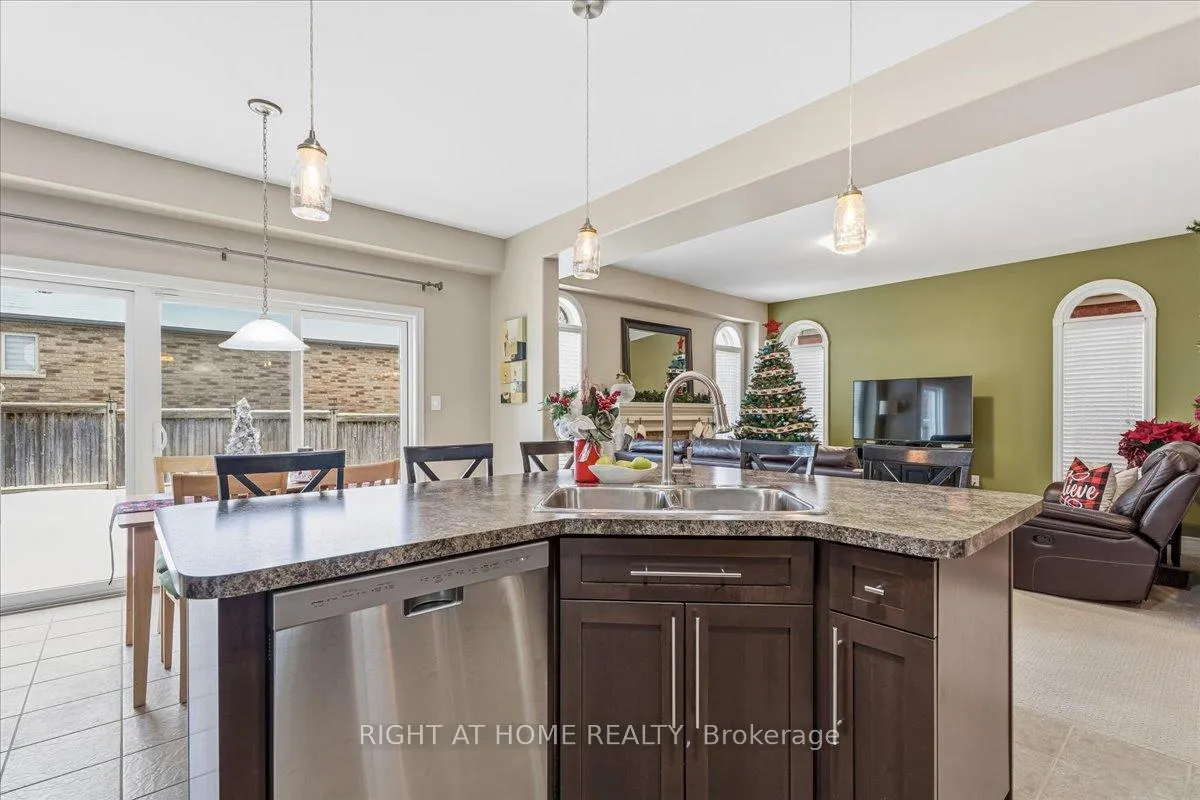 Photo 12 of 64 Royal Winter Drive, Hamilton, Binbrook — HOMEH