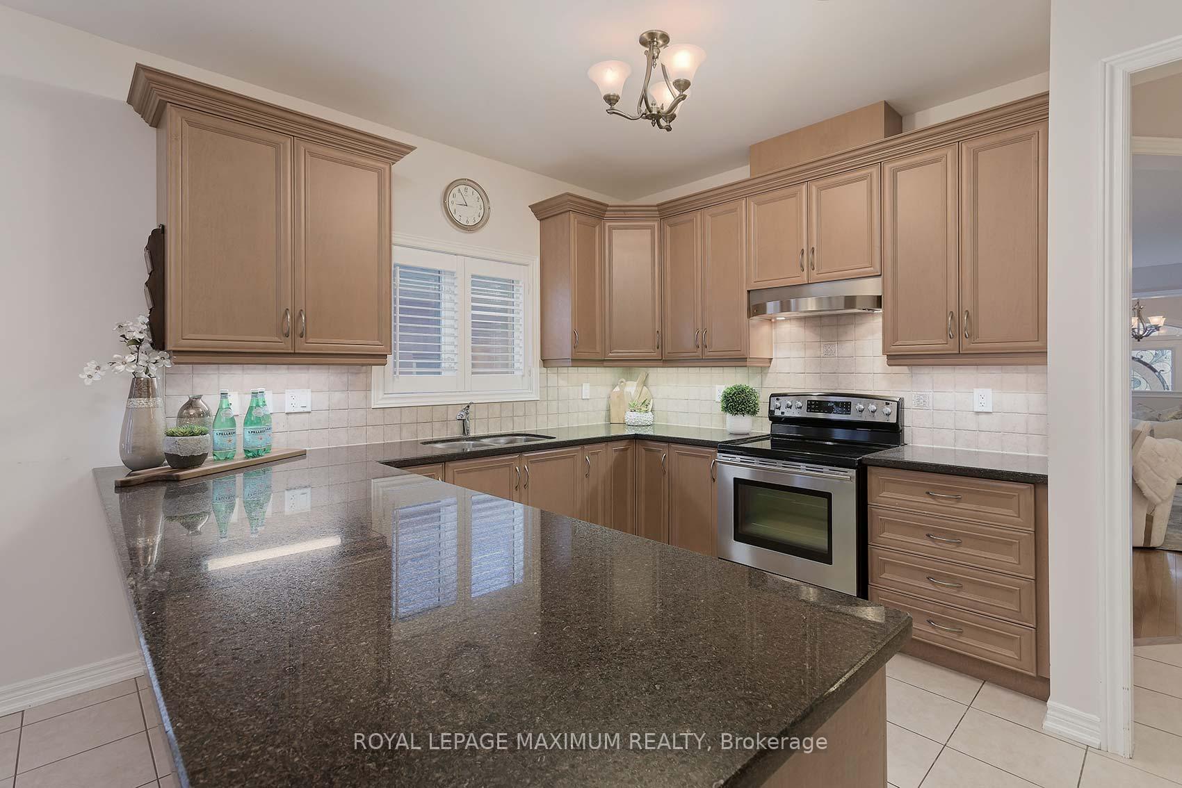 Photo 13 of 212 Ivy Glen Drive, Vaughan, Patterson — HOMEH