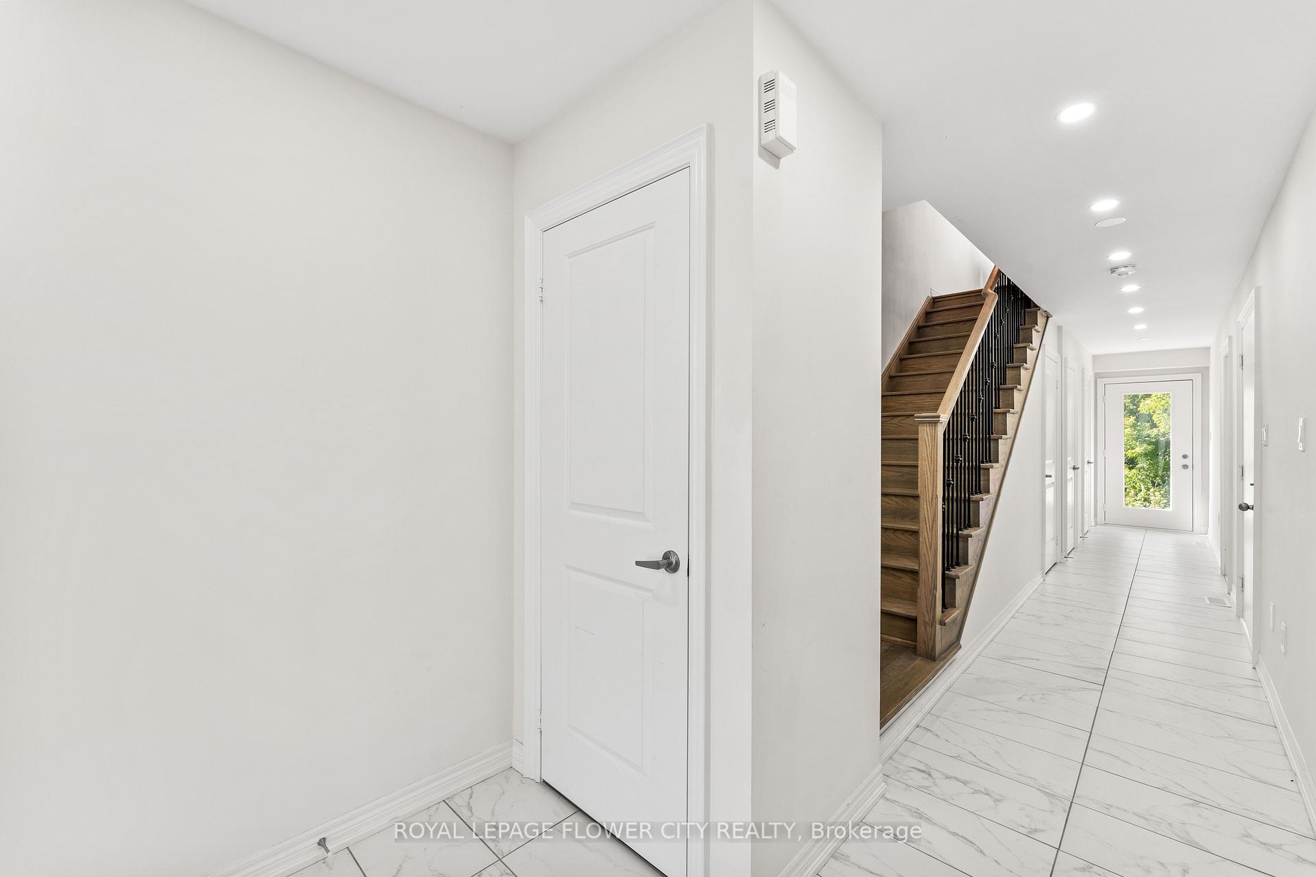 Photo 4 of 38 Queenpost Drive, Brampton, Credit Valley — HOMEH