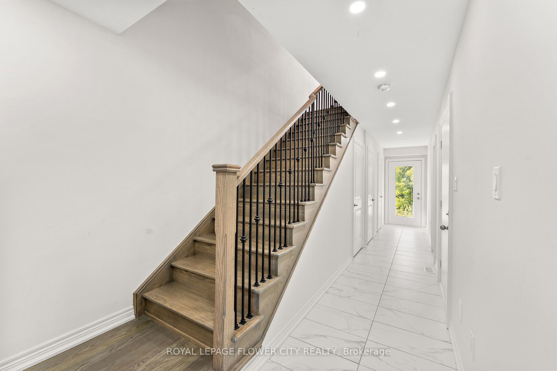 Photo 3 of 38 Queenpost Drive, Brampton, Credit Valley — HOMEH