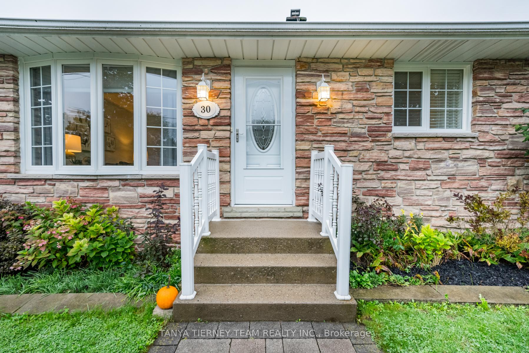 Photo 15 of 30 Ferguson Avenue, Whitby, Brooklin — HOMEH