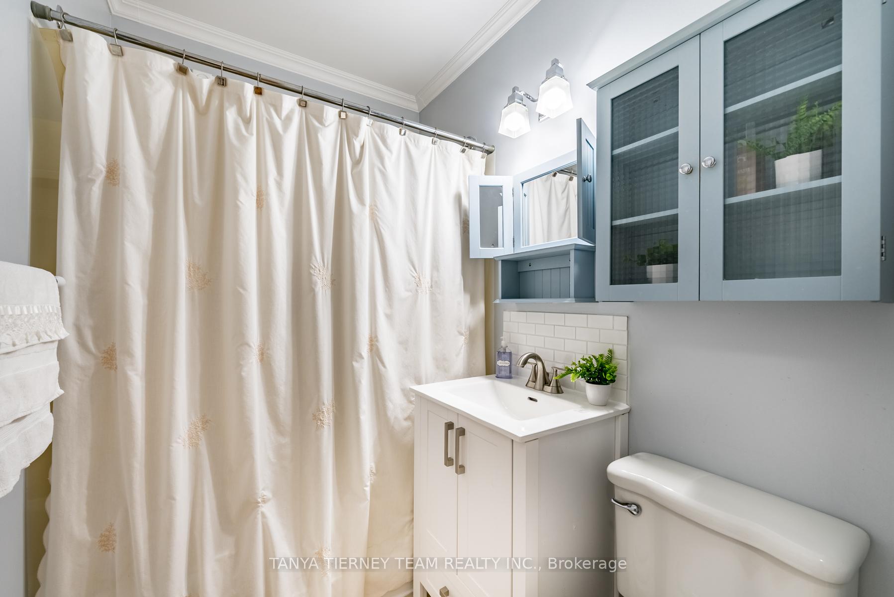 Photo 19 of 30 Ferguson Avenue, Whitby, Brooklin — HOMEH