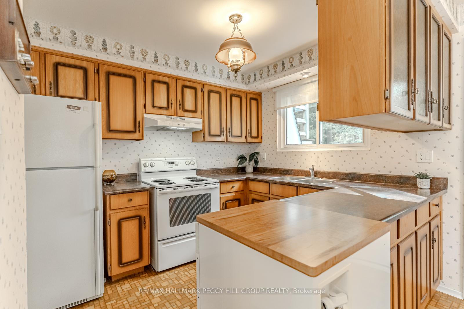 Photo 10 of 7 Aldergrove Circle, Barrie, Cundles East — HOMEH