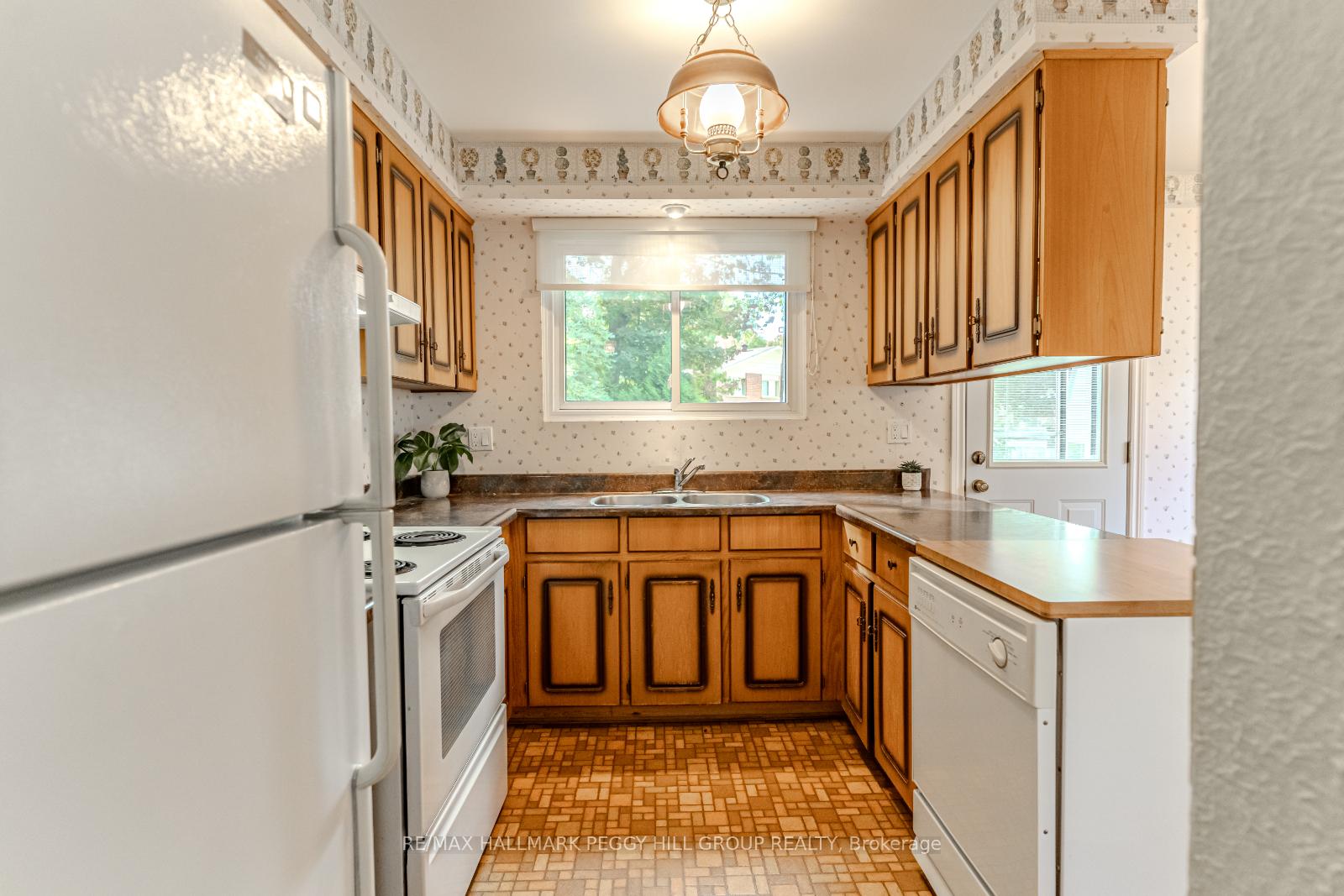 Photo 9 of 7 Aldergrove Circle, Barrie, Cundles East — HOMEH