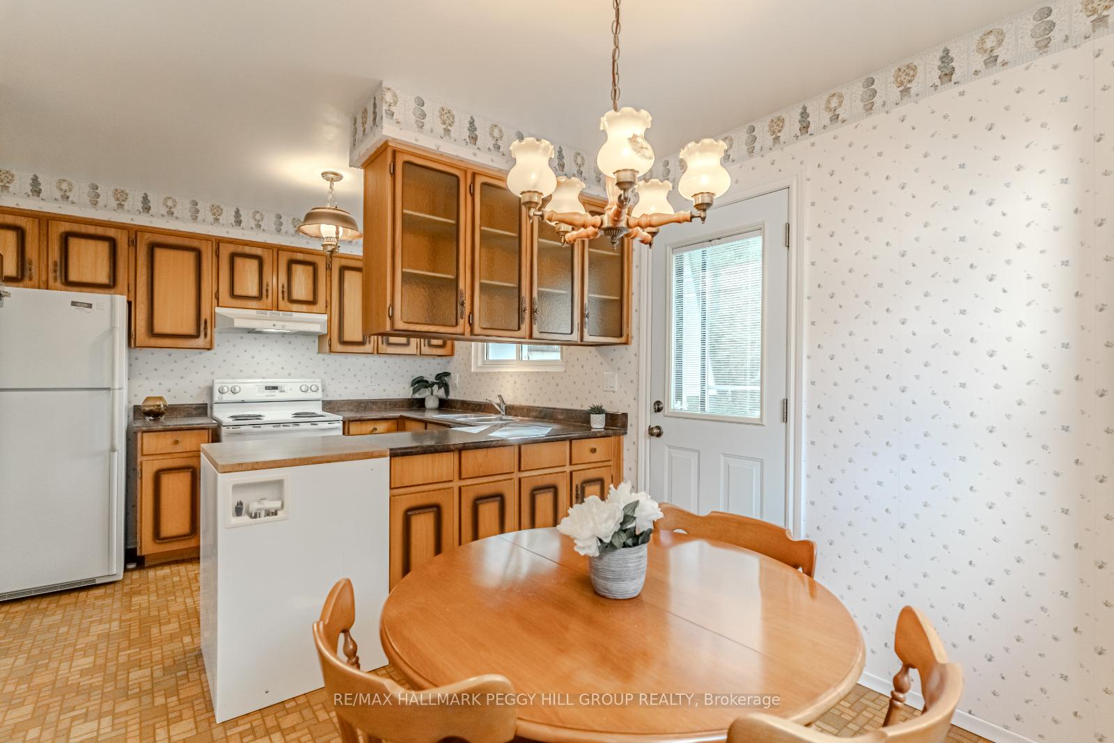 Photo 8 of 7 Aldergrove Circle, Barrie, Cundles East — HOMEH