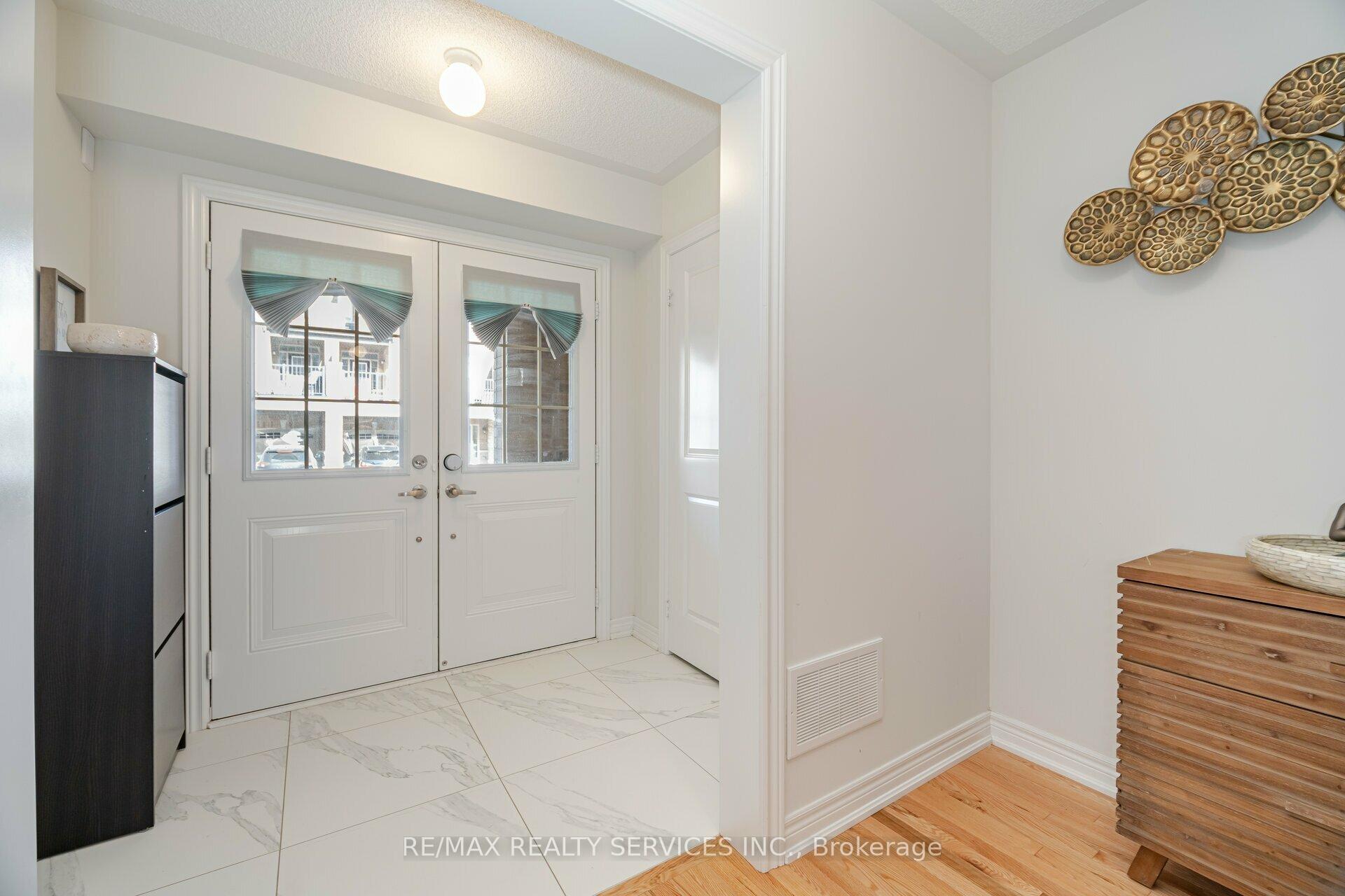 Photo 4 of 8 Haymarket Drive, Brampton, Northwest Brampton — HOMEH