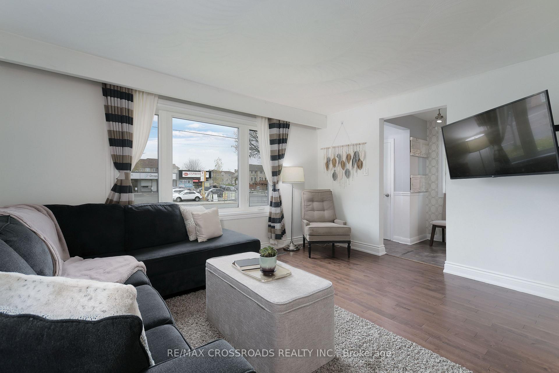 Photo 4 of 3677 St Clair Avenue, Scarborough, Cliffcrest — HOMEH