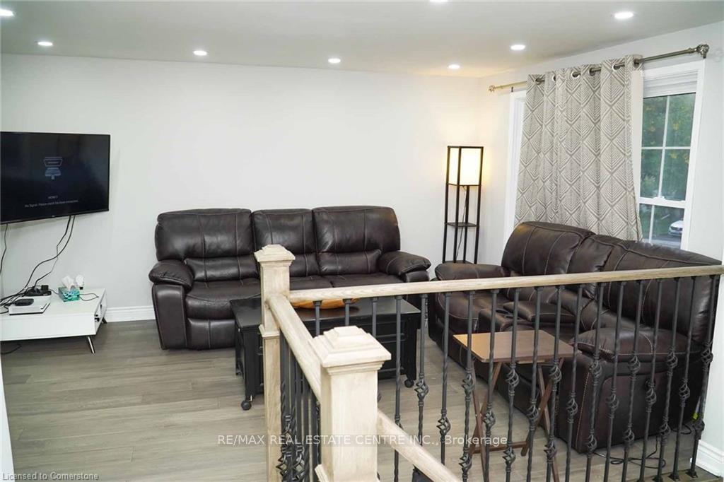 Photo 4 of 11 Wheatfield Crescent, Kitchener — HOMEH