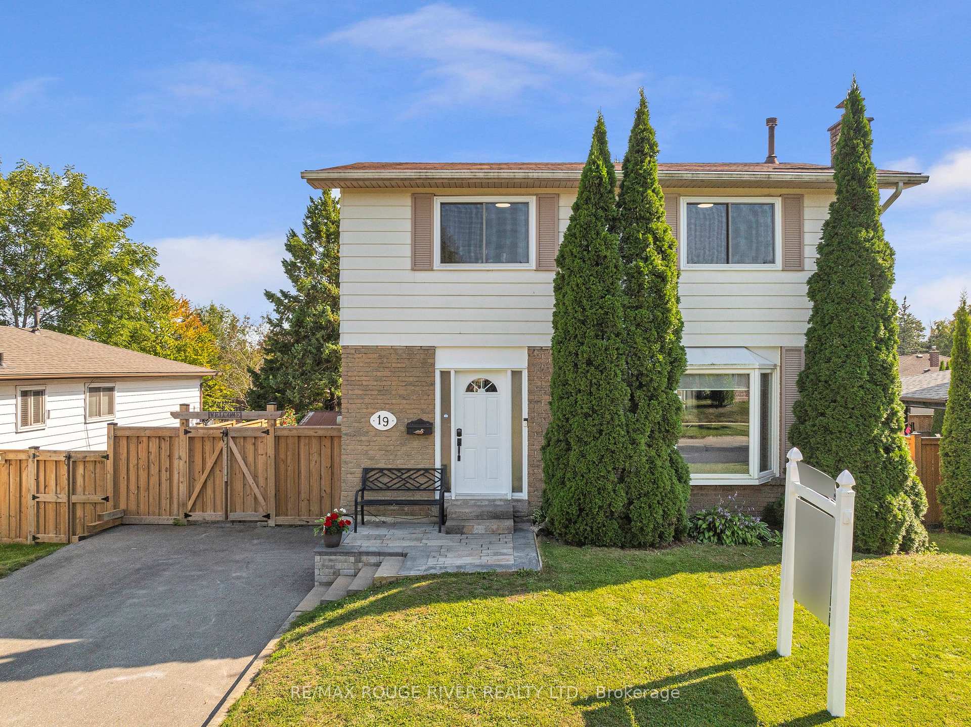 Photo 1 of 19 Vanstone Court, Clarington, Bowmanville — HOMEH