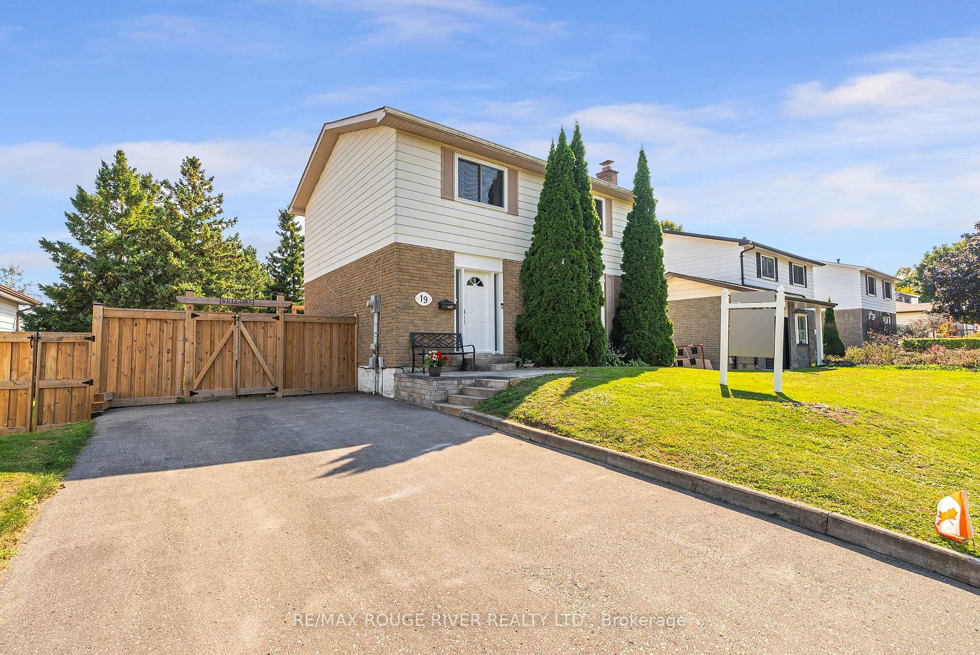 Photo 7 of 19 Vanstone Court, Clarington, Bowmanville — HOMEH
