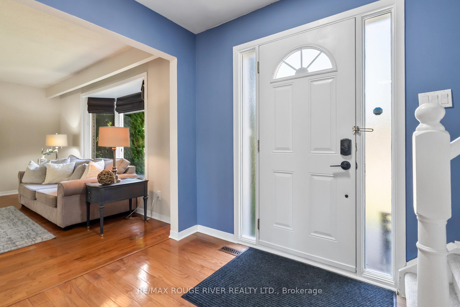 Photo 3 of 19 Vanstone Court, Clarington, Bowmanville — HOMEH