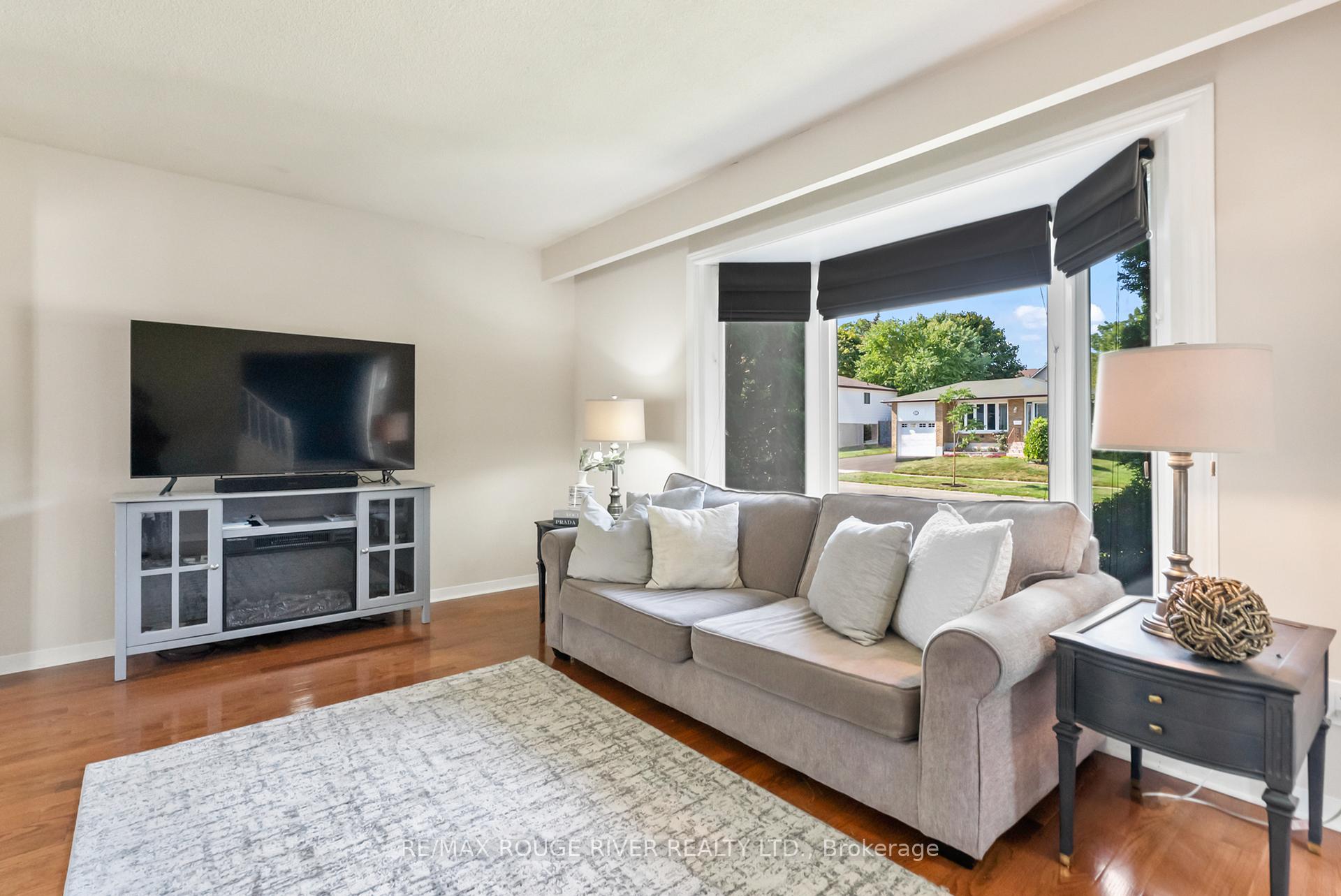 Photo 11 of 19 Vanstone Court, Clarington, Bowmanville — HOMEH