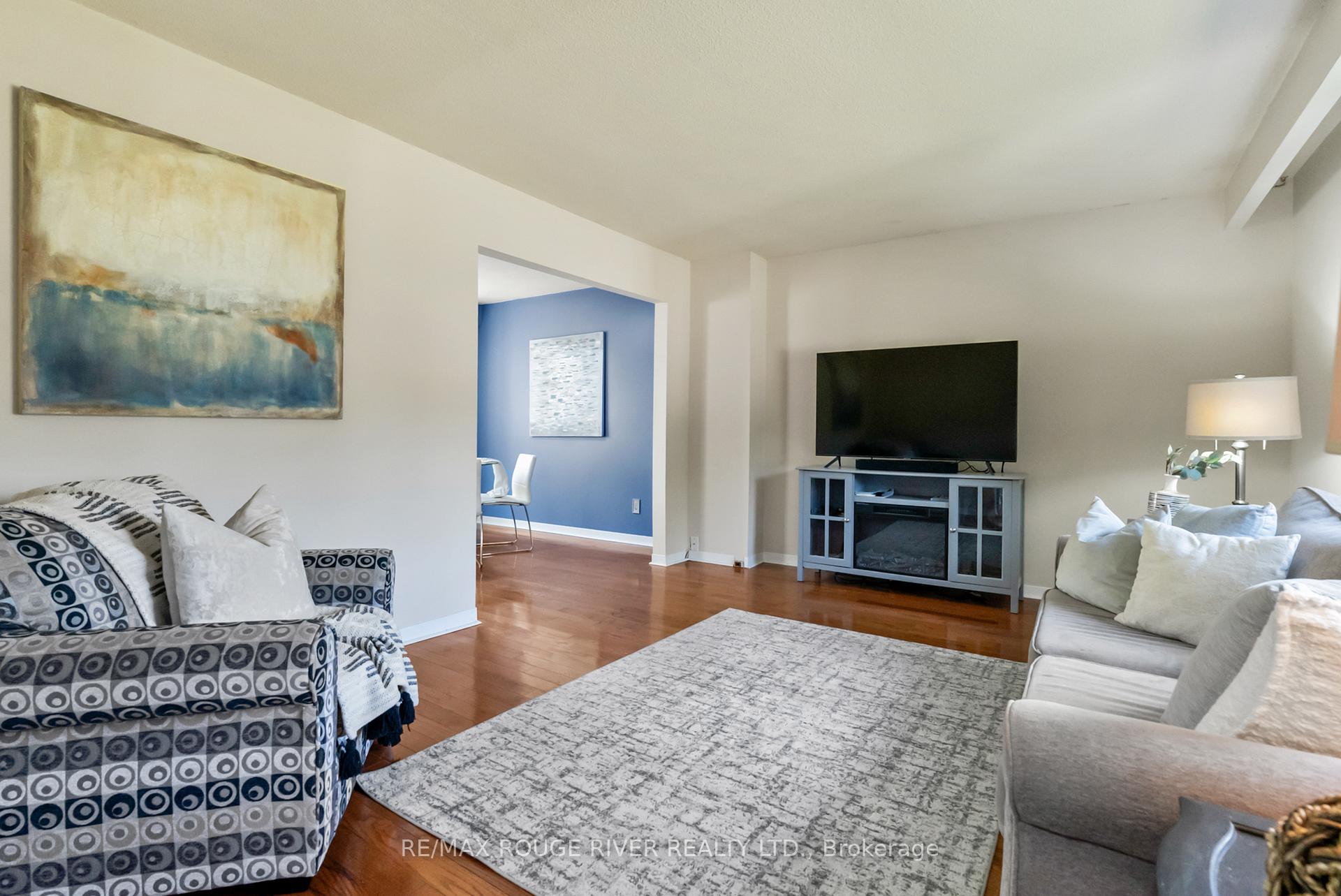Photo 2 of 19 Vanstone Court, Clarington, Bowmanville — HOMEH