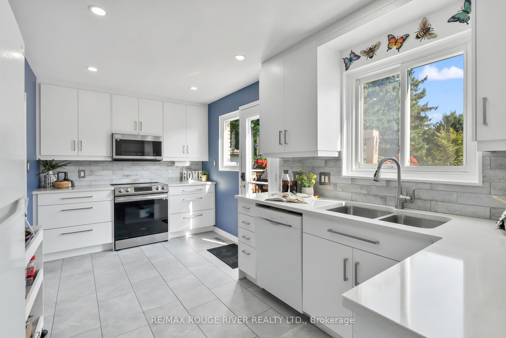 Photo 10 of 19 Vanstone Court, Clarington, Bowmanville — HOMEH