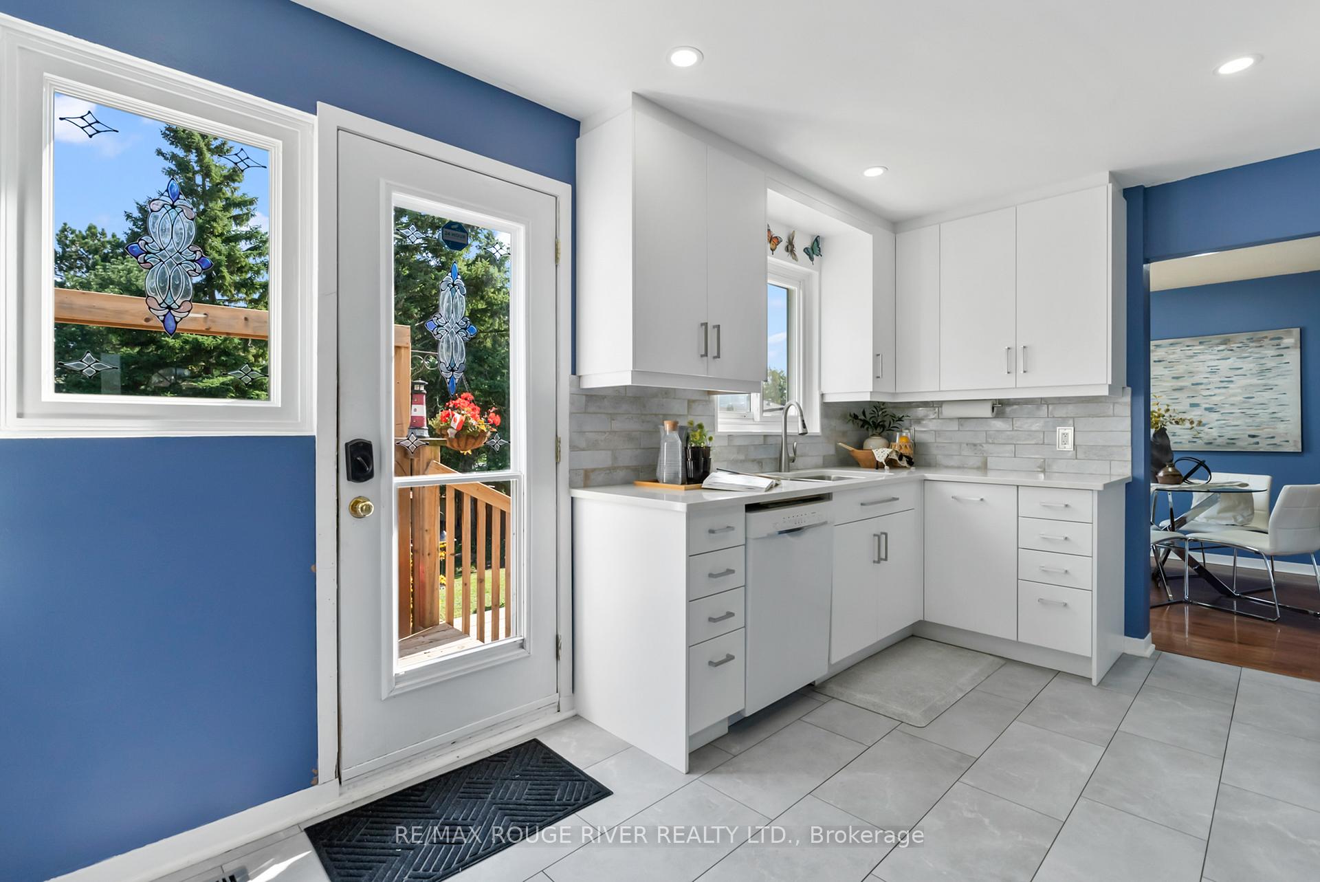 Photo 5 of 19 Vanstone Court, Clarington, Bowmanville — HOMEH