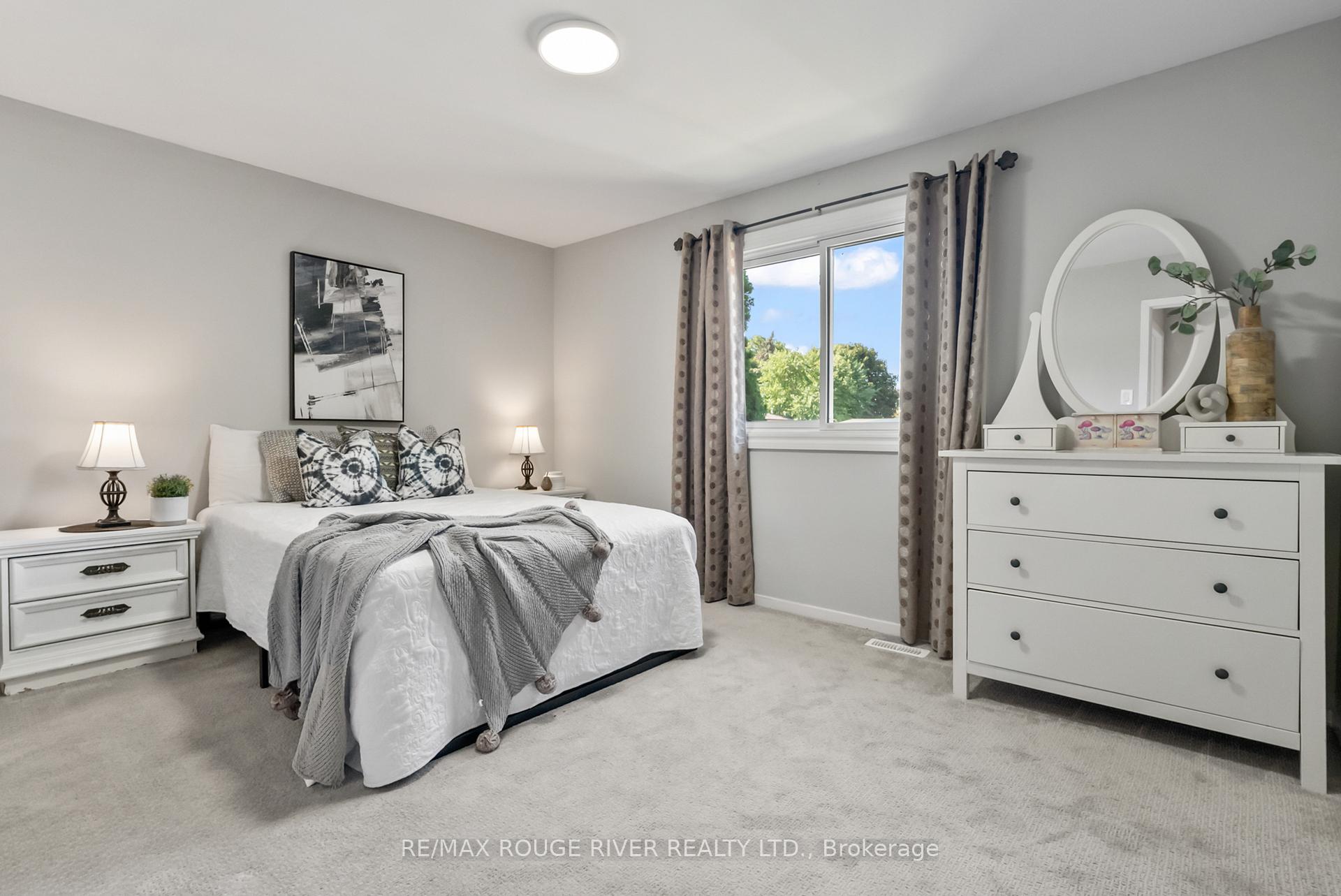 Photo 6 of 19 Vanstone Court, Clarington, Bowmanville — HOMEH