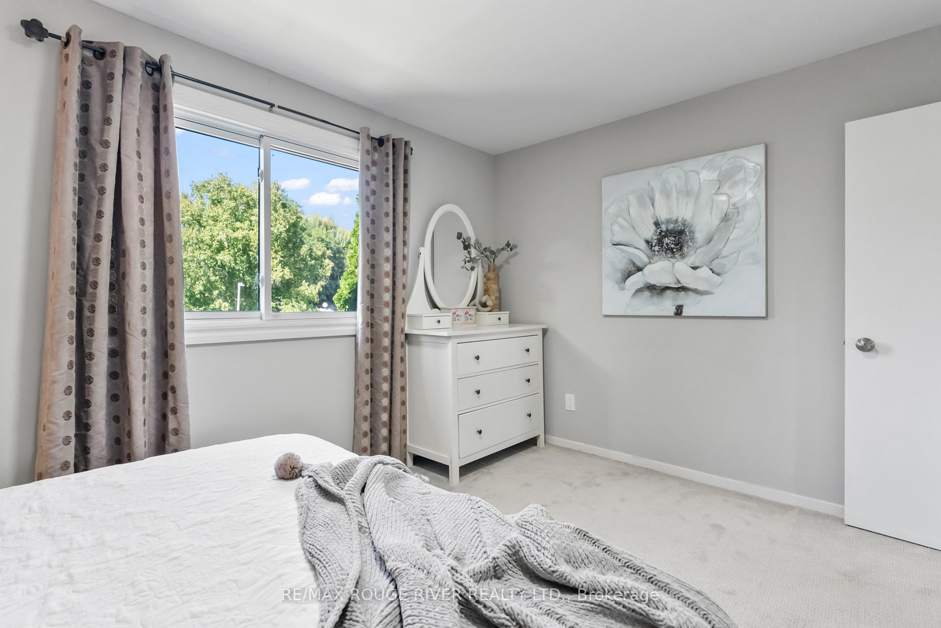 Photo 15 of 19 Vanstone Court, Clarington, Bowmanville — HOMEH