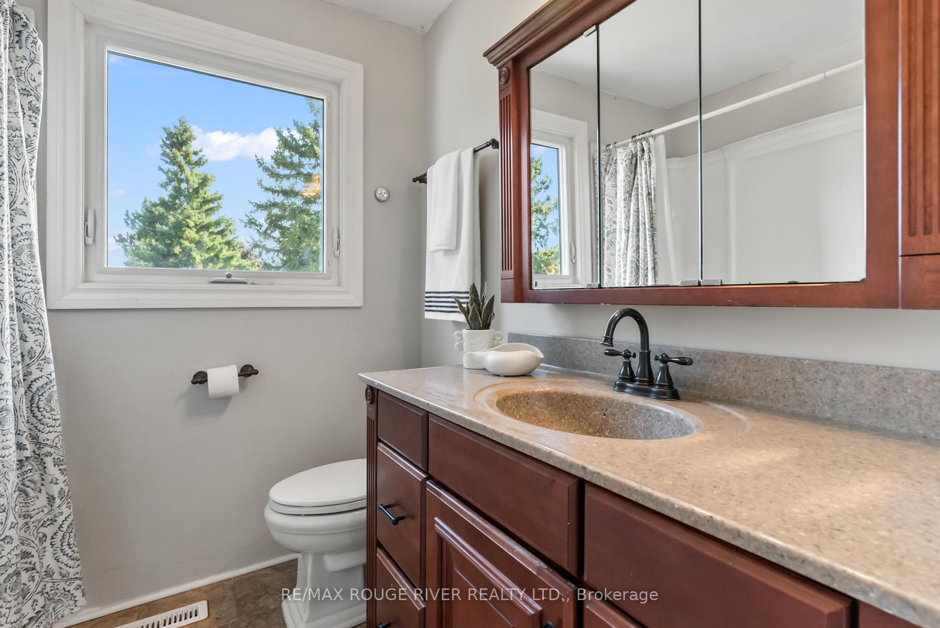 Photo 13 of 19 Vanstone Court, Clarington, Bowmanville — HOMEH