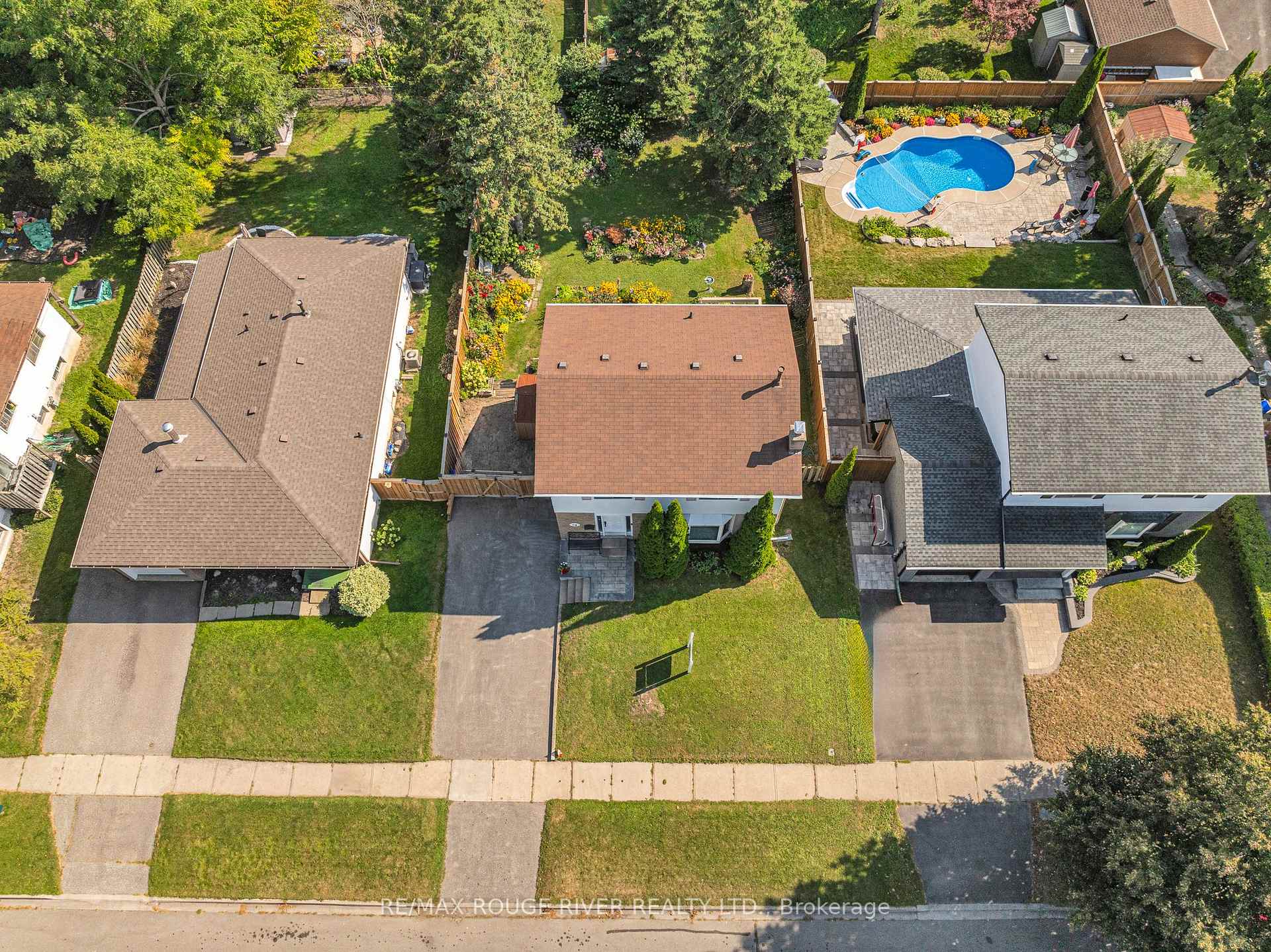 Photo 30 of 19 Vanstone Court, Clarington, Bowmanville — HOMEH