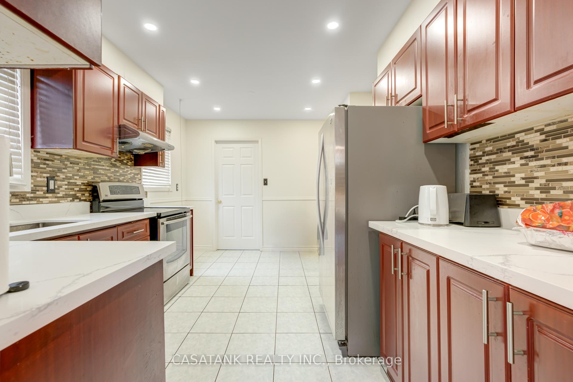 Photo 5 of 34 Willerton Close, Brampton, Brampton North — HOMEH