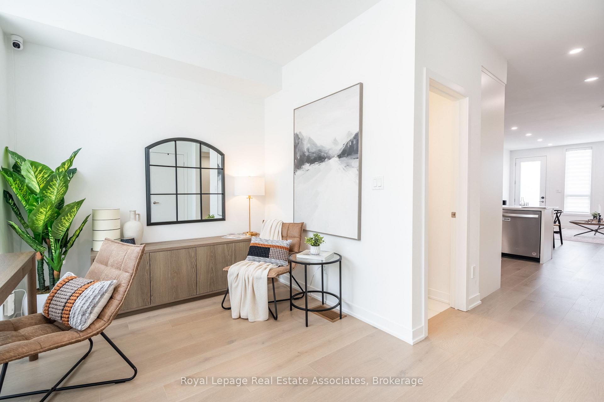Photo 5 of 120 Green Gardens Boulevard, Toronto, Englemount-Lawrence — HOMEH