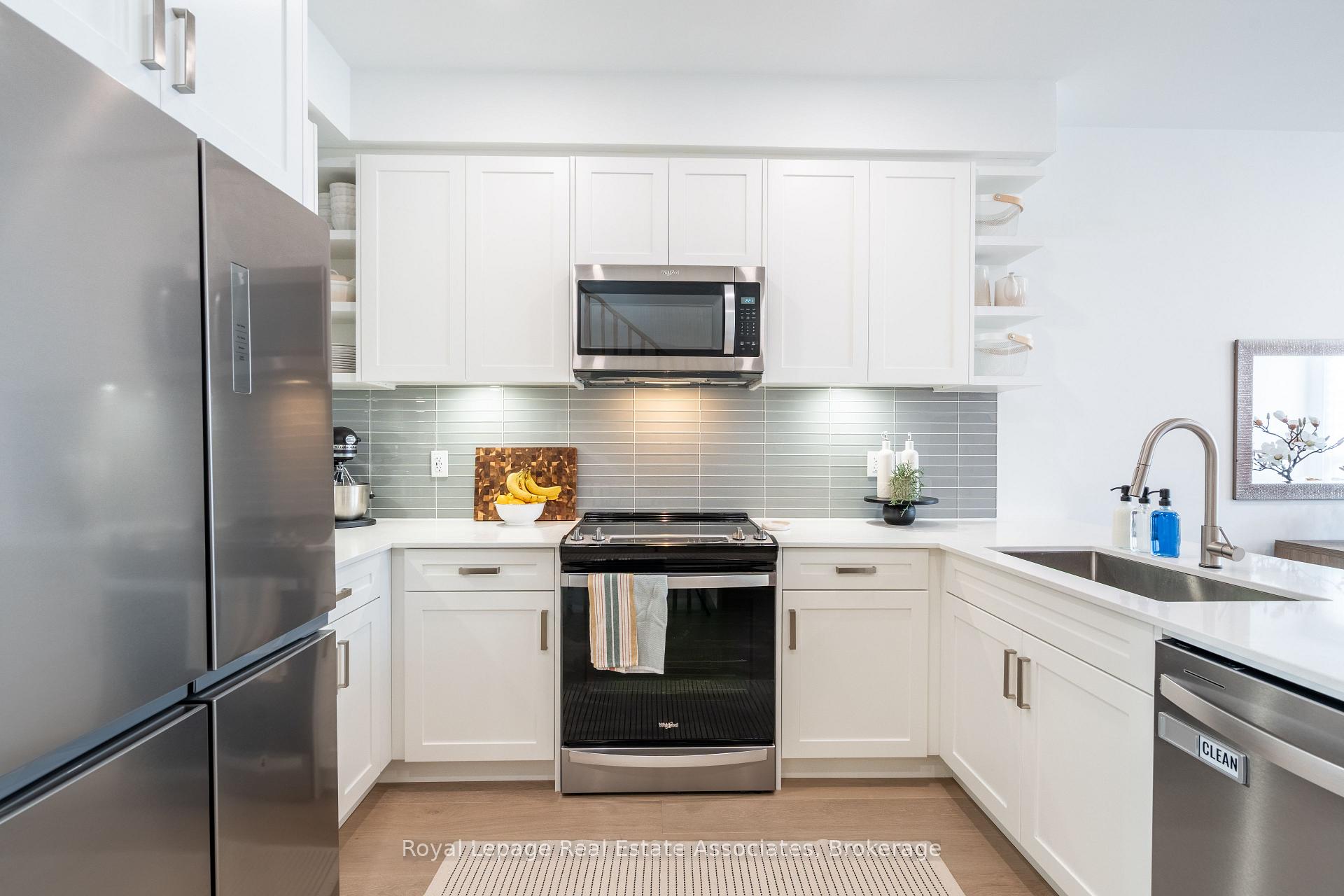 Photo 3 of 120 Green Gardens Boulevard, Toronto, Englemount-Lawrence — HOMEH