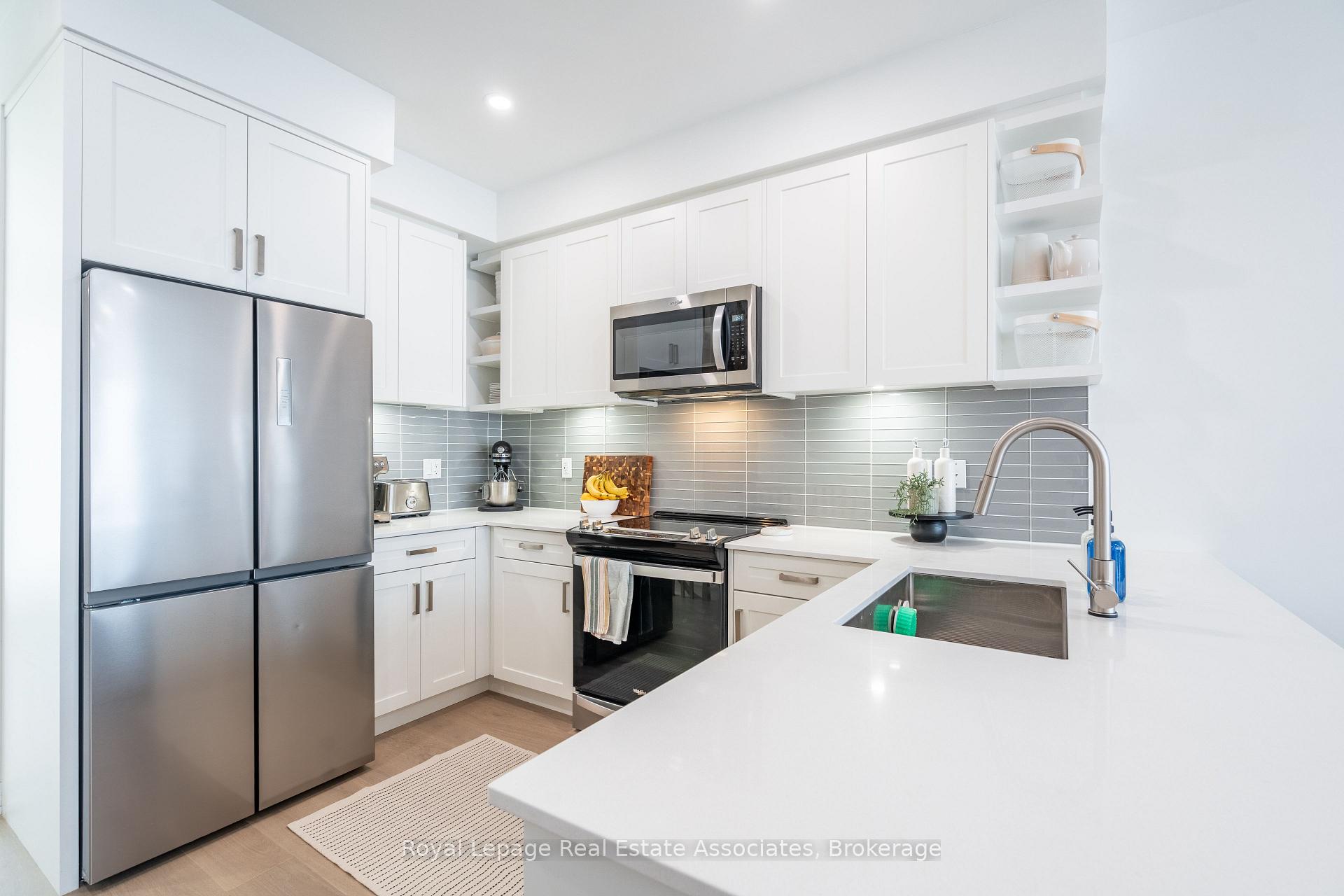 Photo 9 of 120 Green Gardens Boulevard, Toronto, Englemount-Lawrence — HOMEH