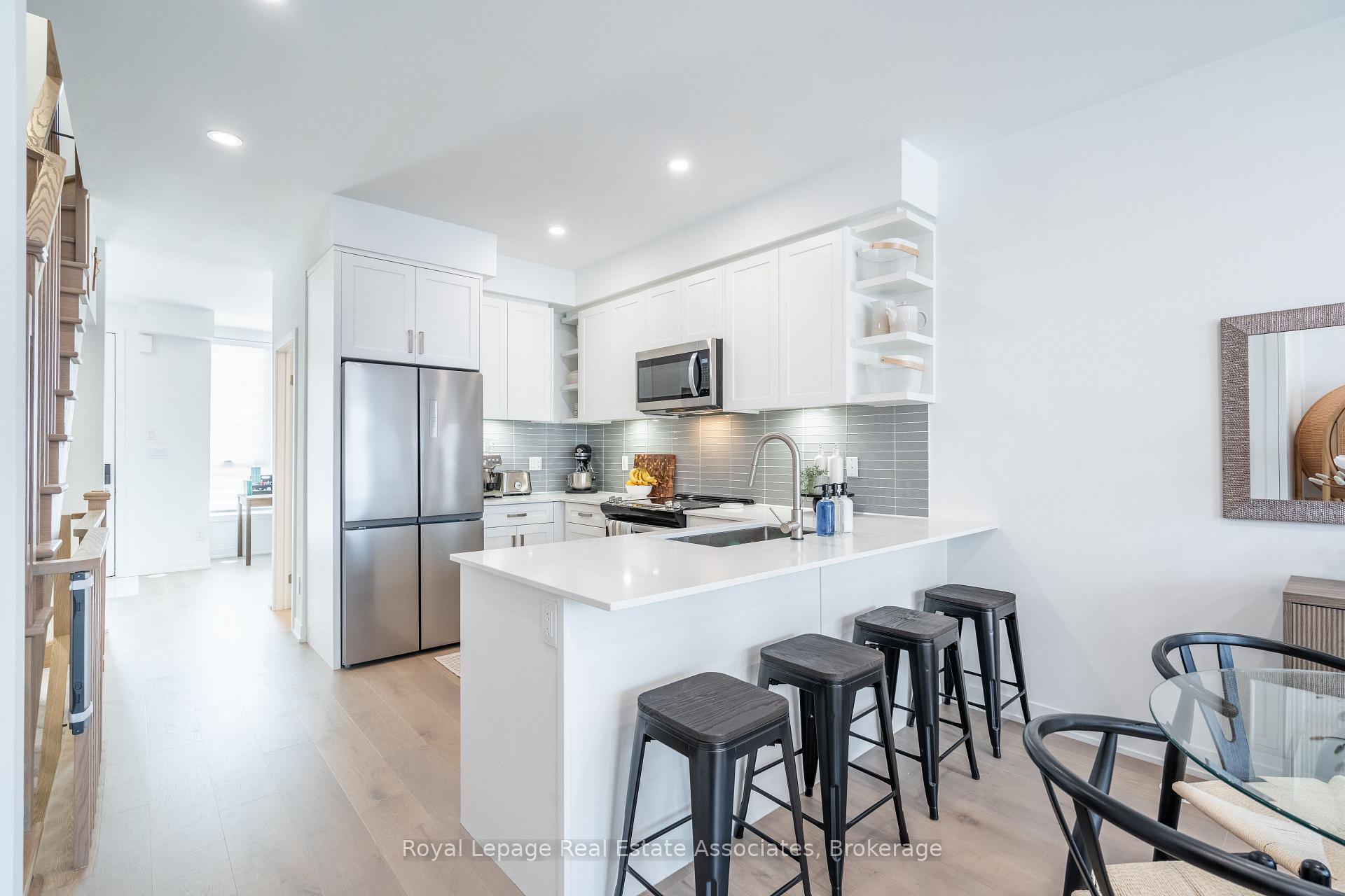 Photo 8 of 120 Green Gardens Boulevard, Toronto, Englemount-Lawrence — HOMEH