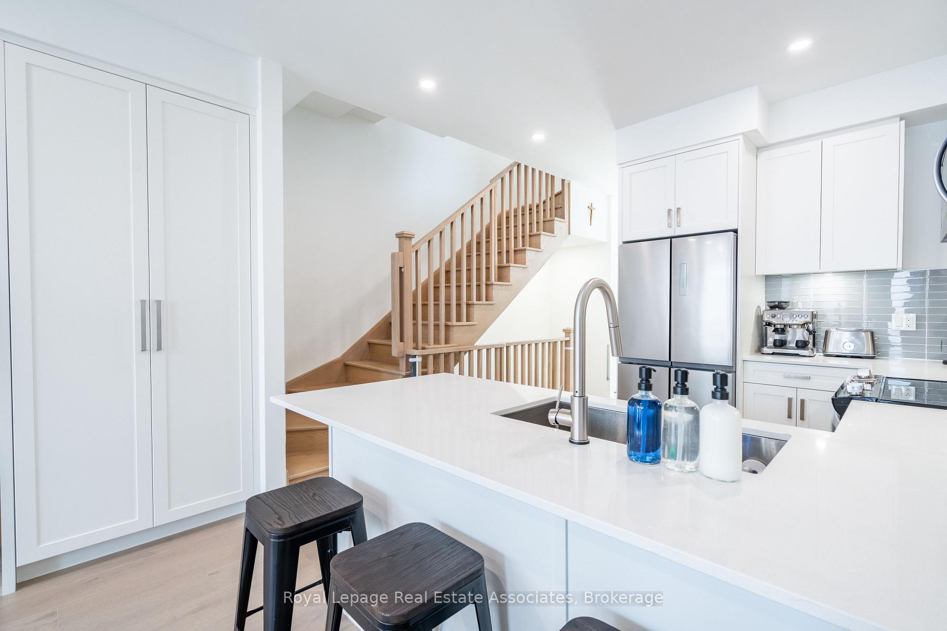 Photo 6 of 120 Green Gardens Boulevard, Toronto, Englemount-Lawrence — HOMEH