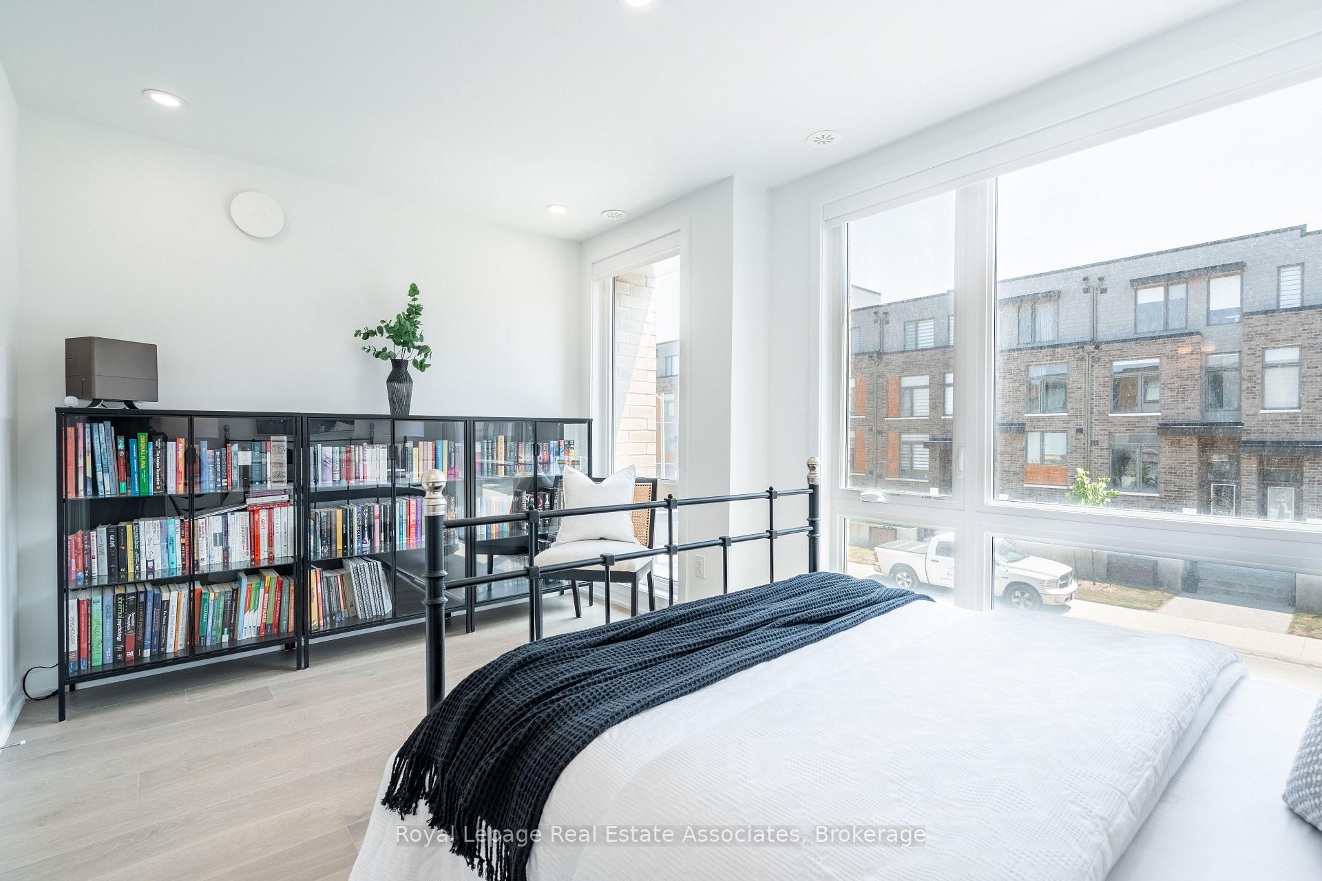 Photo 40 of 120 Green Gardens Boulevard, Toronto, Englemount-Lawrence — HOMEH