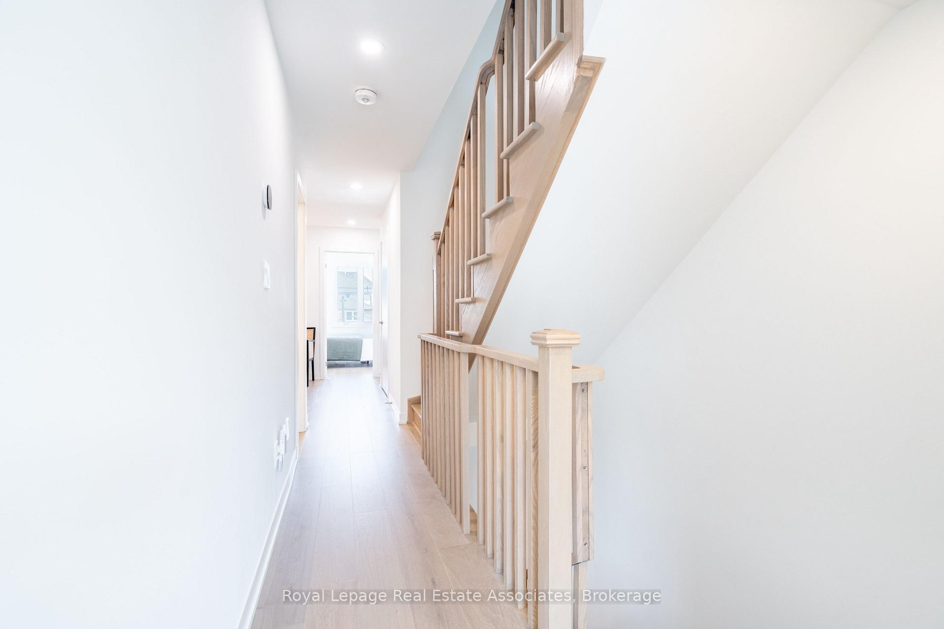 Photo 10 of 120 Green Gardens Boulevard, Toronto, Englemount-Lawrence — HOMEH