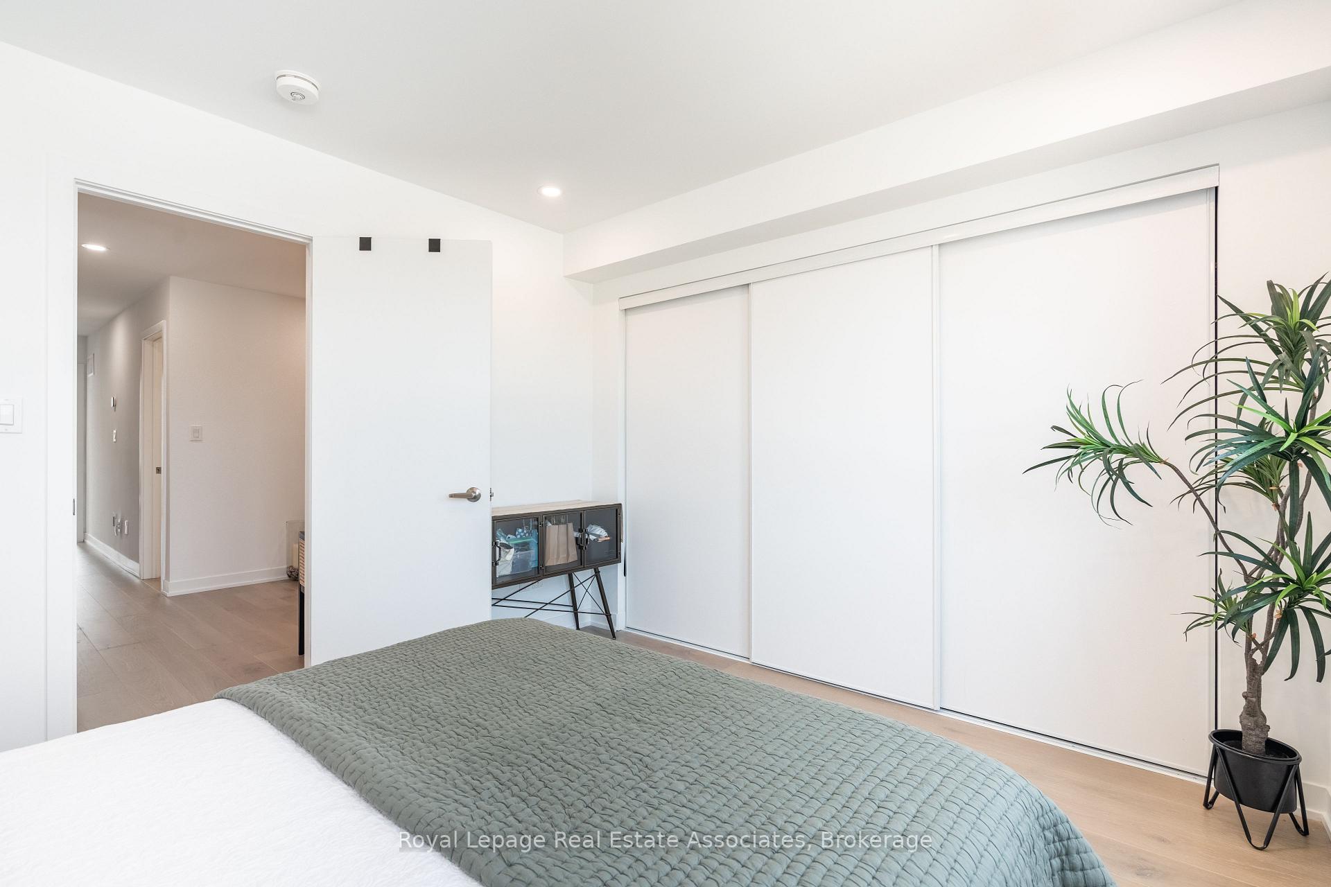 Photo 16 of 120 Green Gardens Boulevard, Toronto, Englemount-Lawrence — HOMEH