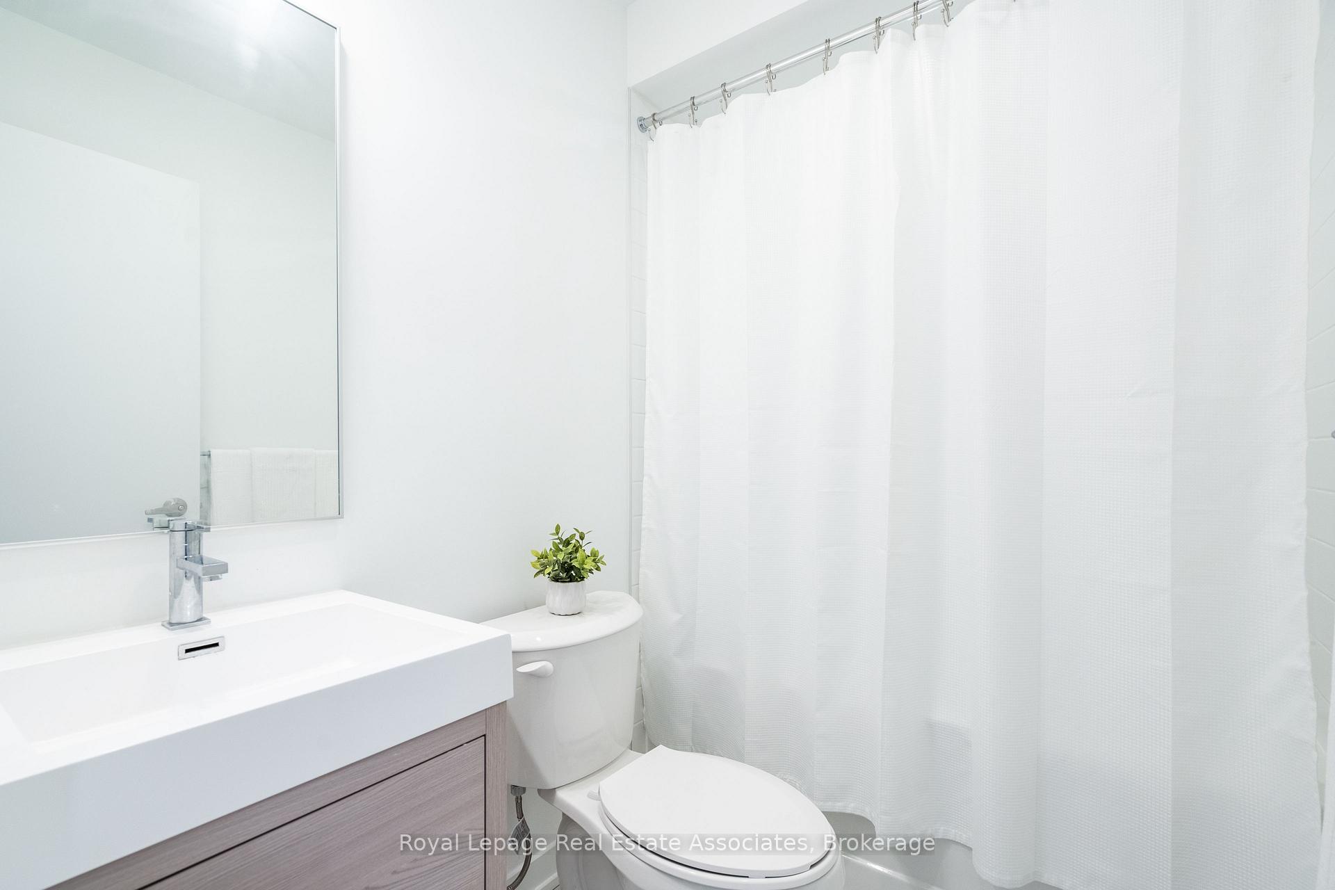 Photo 20 of 120 Green Gardens Boulevard, Toronto, Englemount-Lawrence — HOMEH