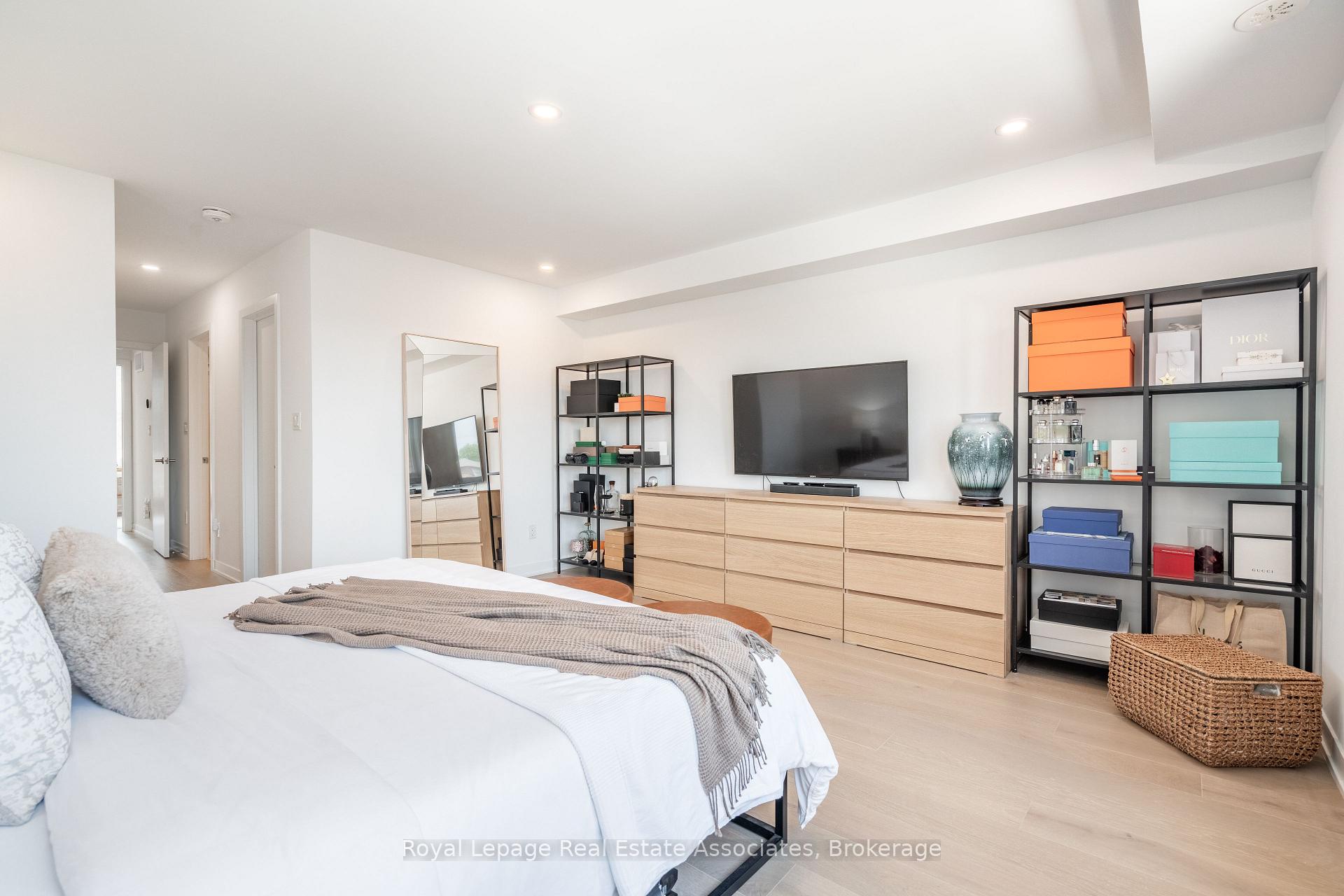 Photo 18 of 120 Green Gardens Boulevard, Toronto, Englemount-Lawrence — HOMEH