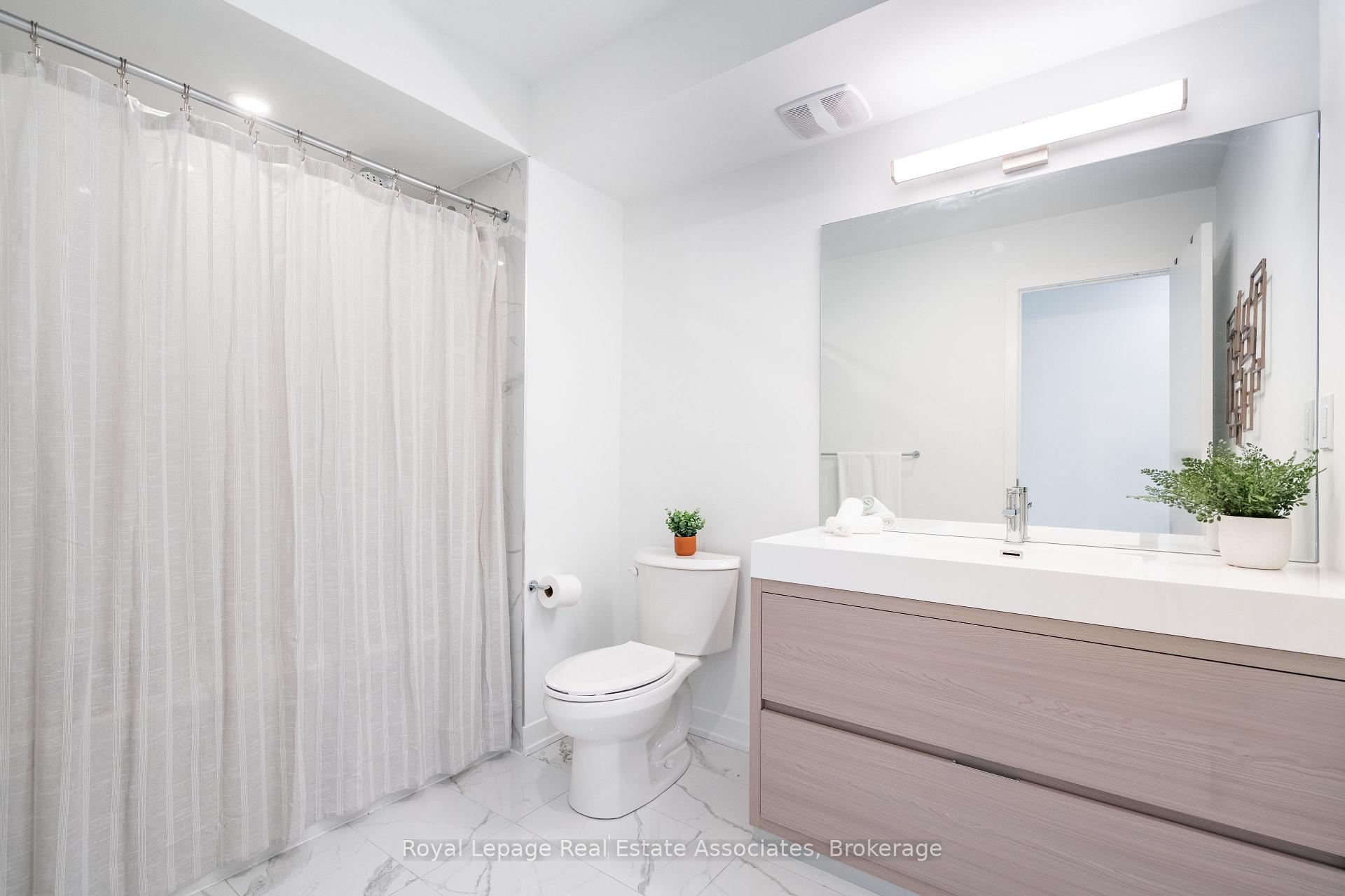 Photo 21 of 120 Green Gardens Boulevard, Toronto, Englemount-Lawrence — HOMEH