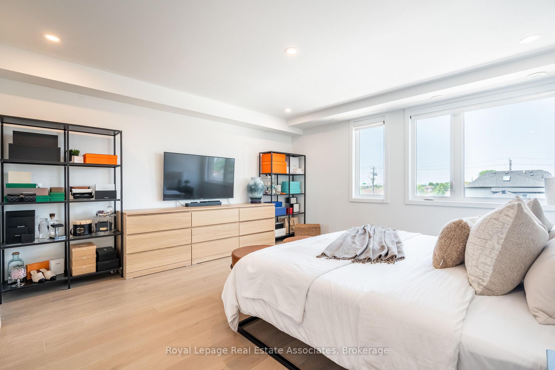 Photo 26 of 120 Green Gardens Boulevard, Toronto, Englemount-Lawrence — HOMEH
