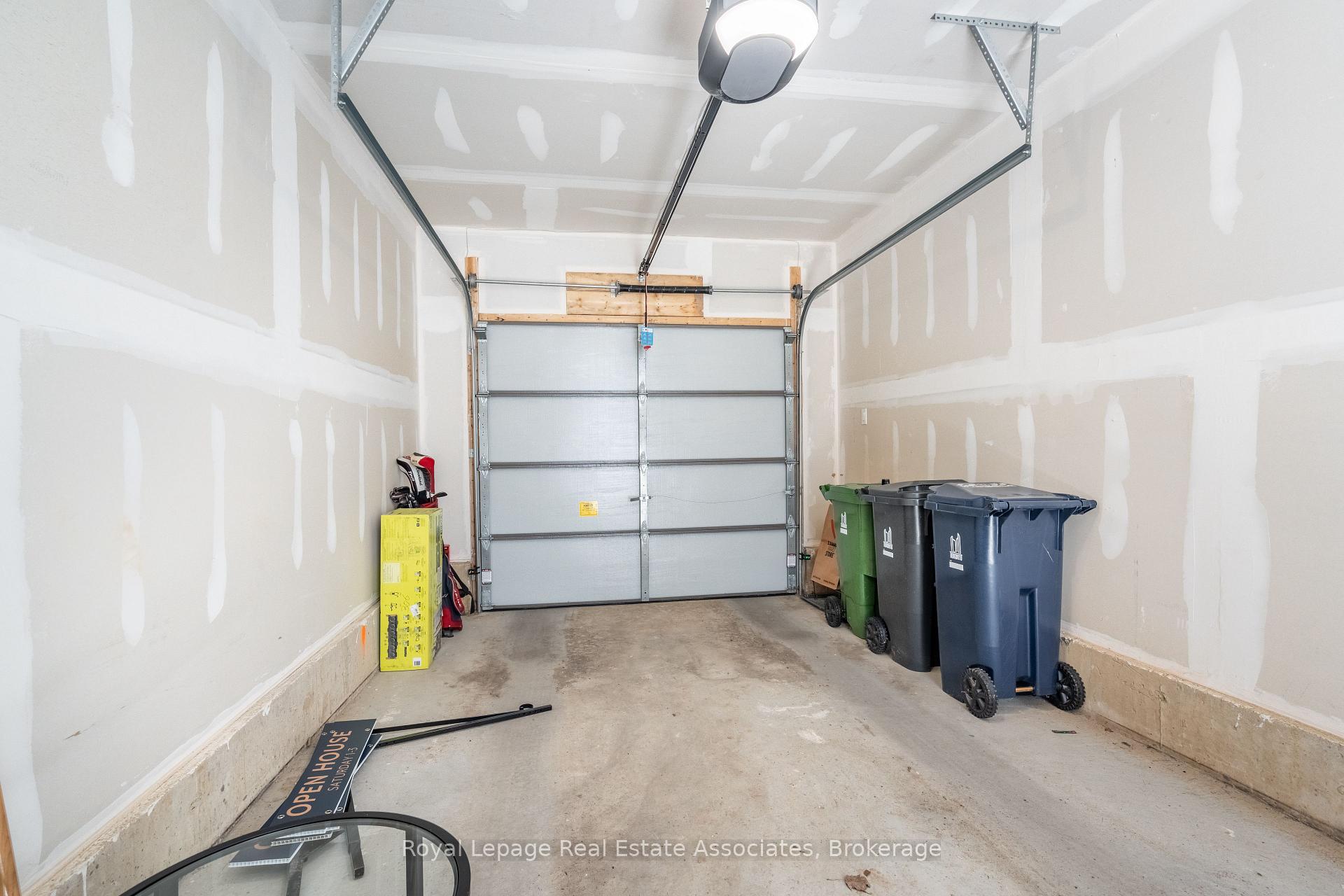 Photo 33 of 120 Green Gardens Boulevard, Toronto, Englemount-Lawrence — HOMEH