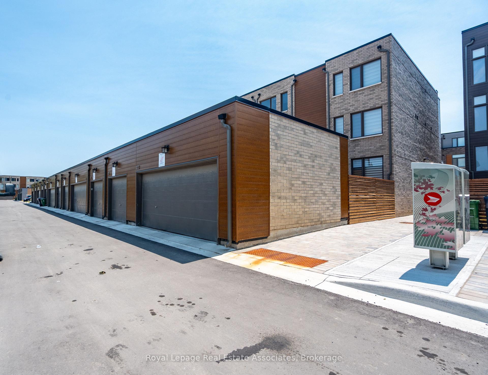 Photo 45 of 120 Green Gardens Boulevard, Toronto, Englemount-Lawrence — HOMEH