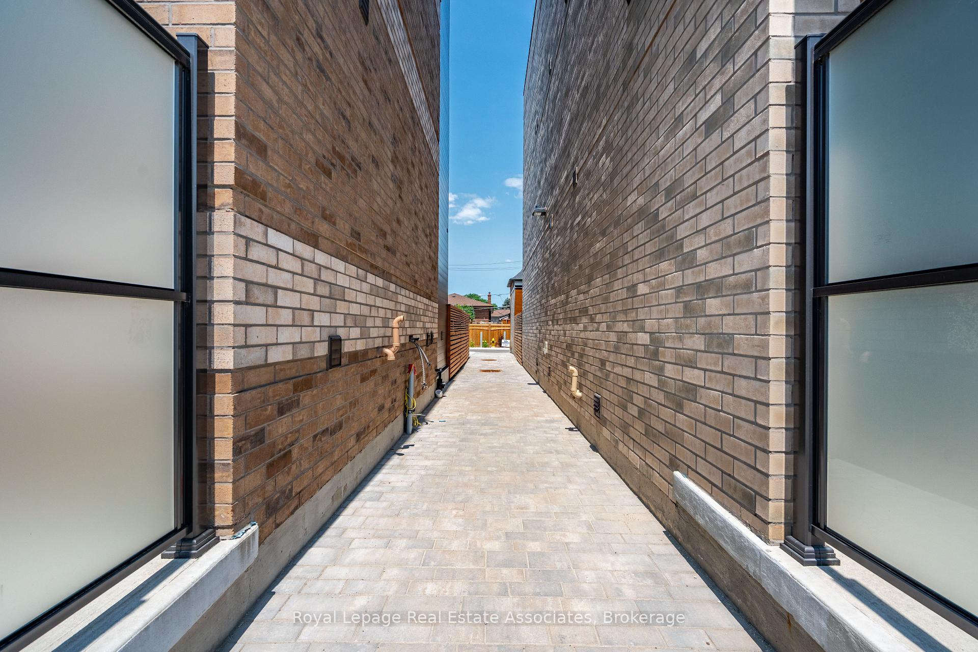 Photo 27 of 120 Green Gardens Boulevard, Toronto, Englemount-Lawrence — HOMEH